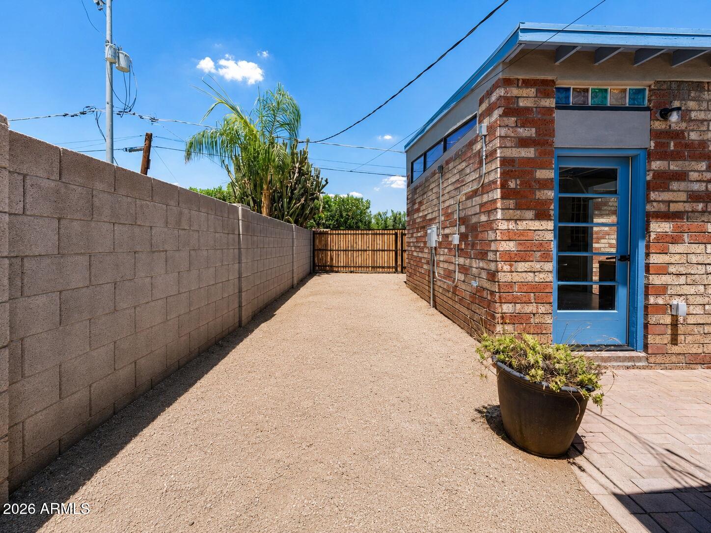 1624 W LEWIS Avenue