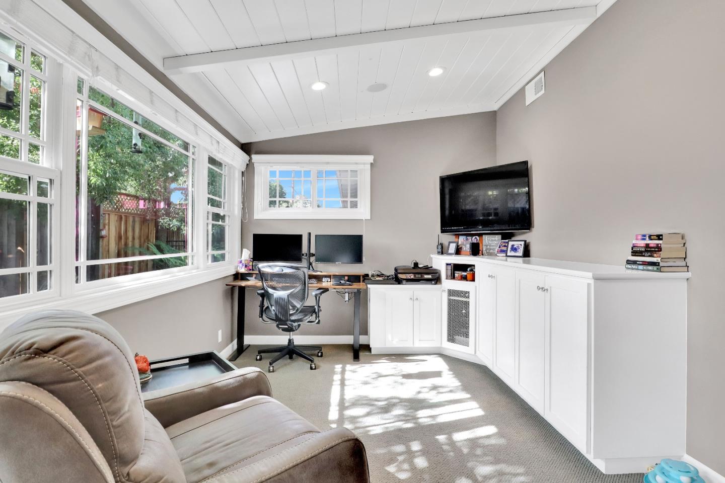 206 Thomas DR