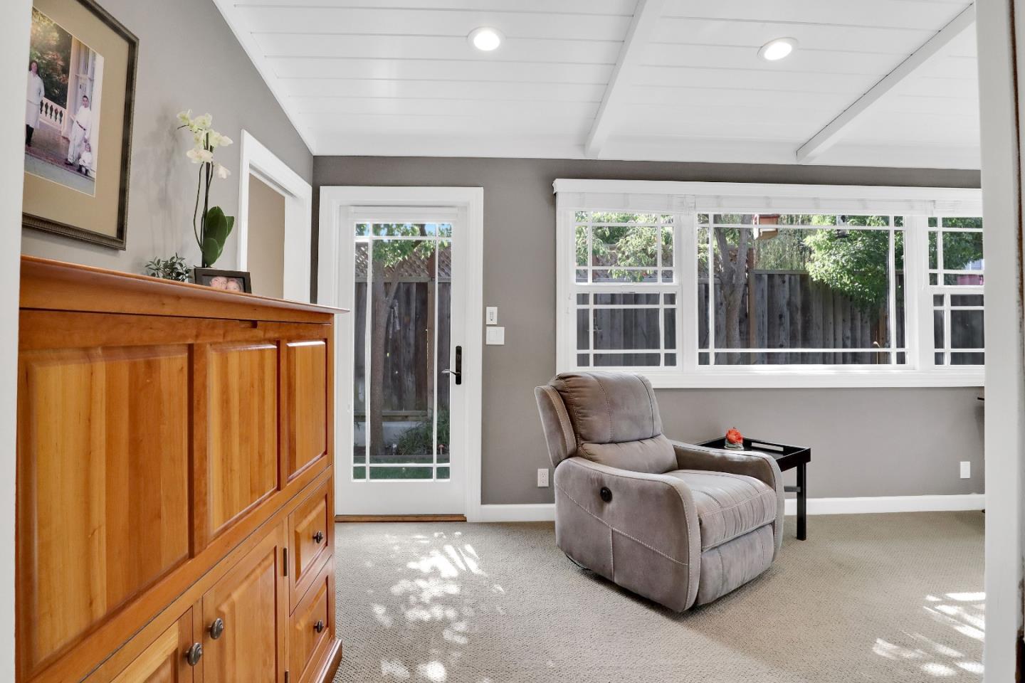 206 Thomas DR