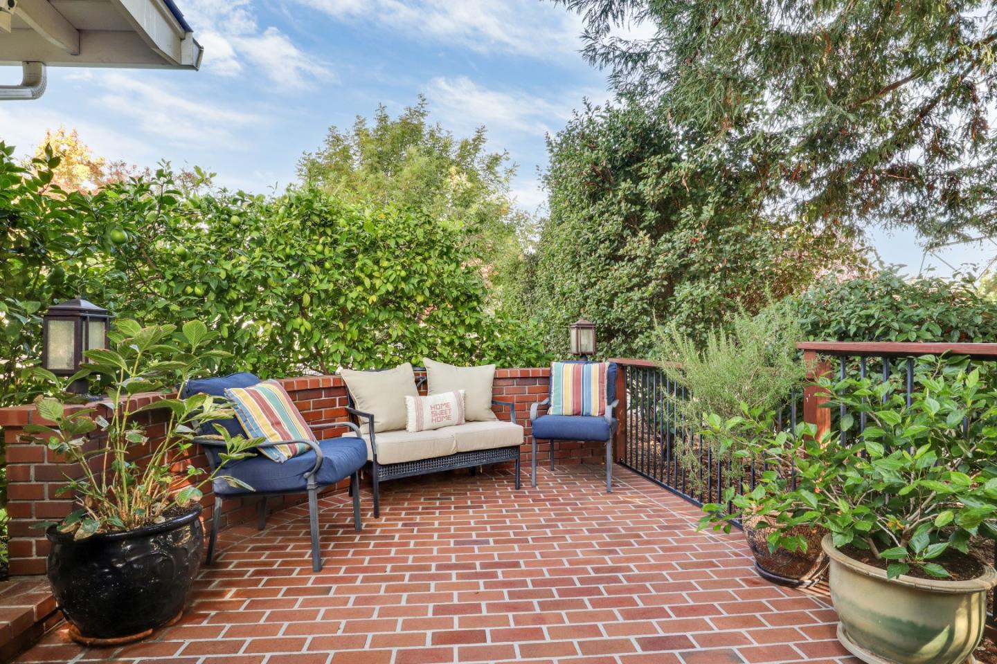 206 Thomas DR