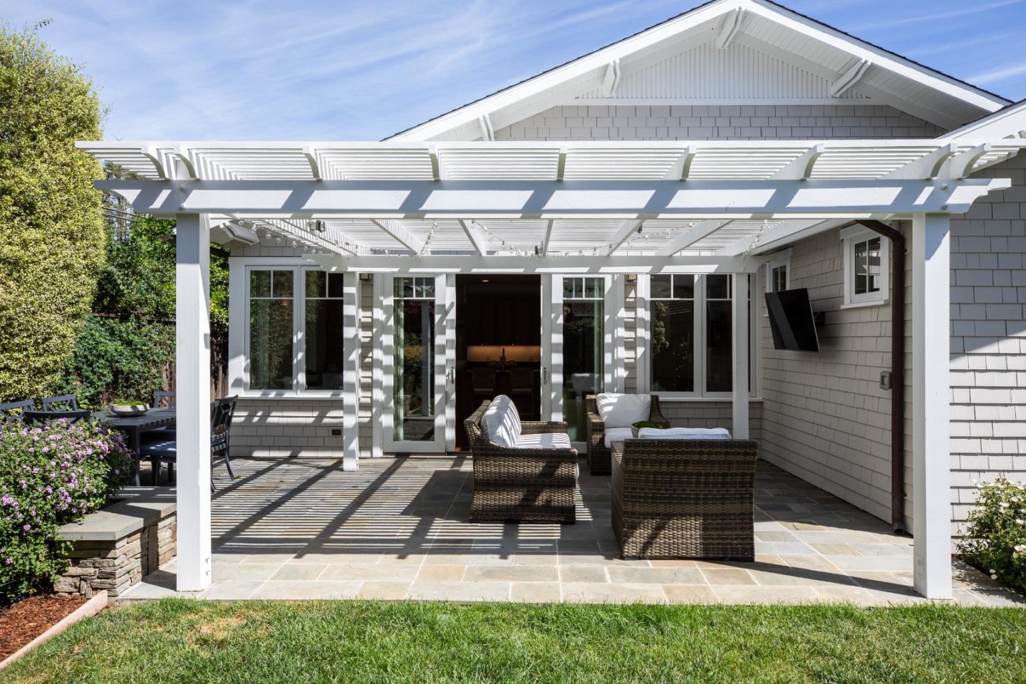 384 Hawthorne Avenue