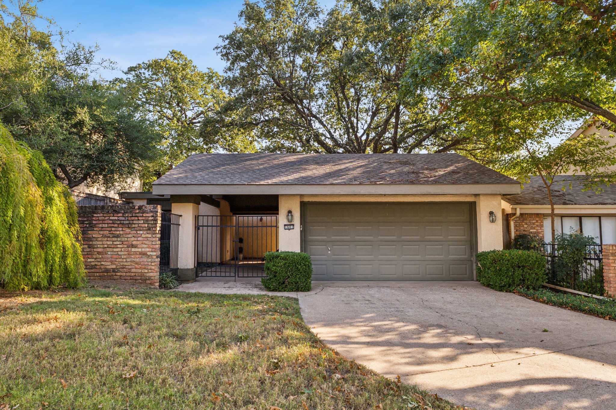 1601 Hawthorne Drive