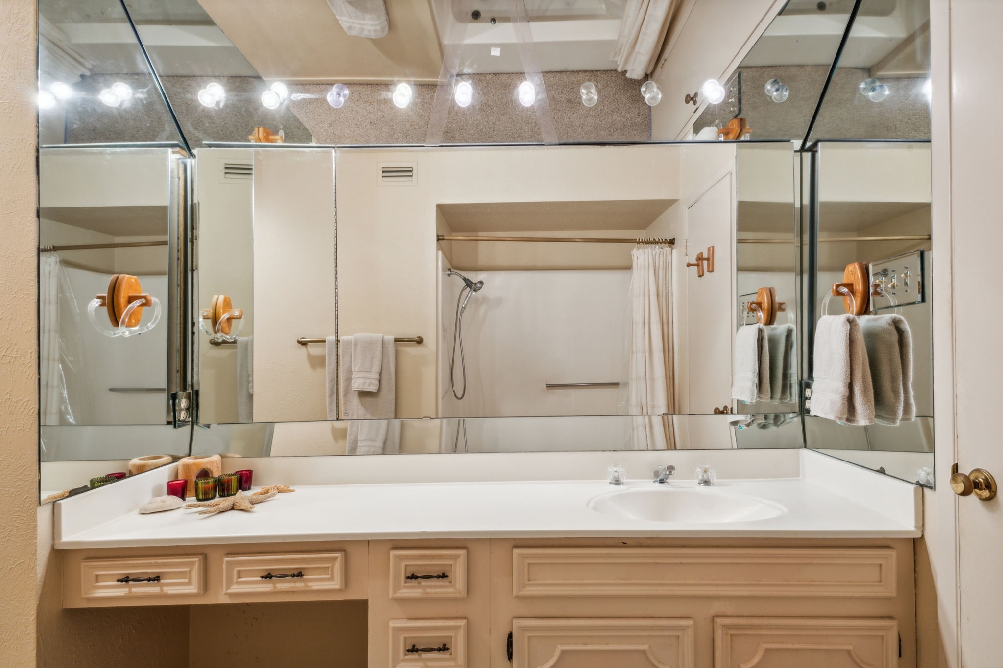 1601 Hawthorne Drive