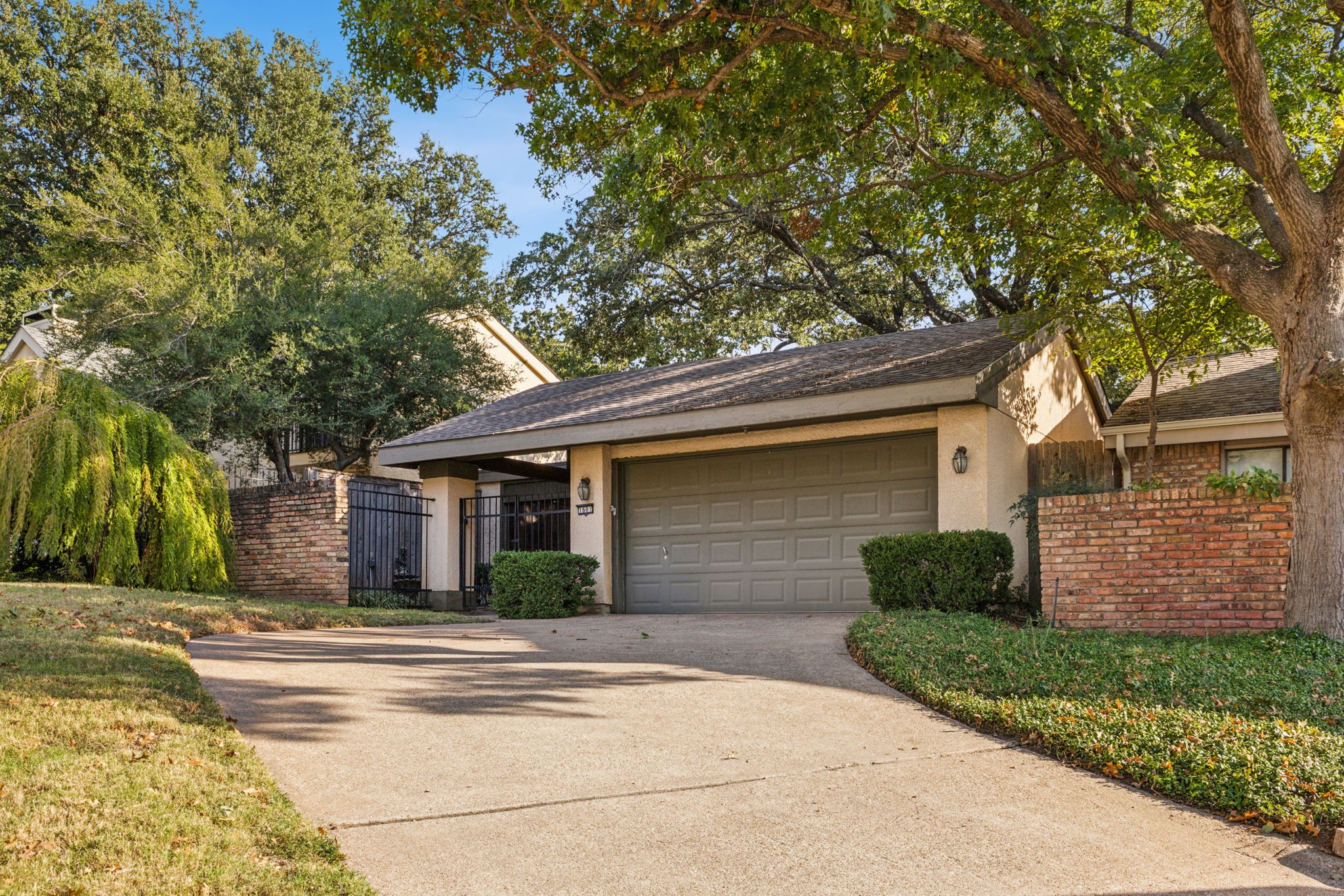 1601 Hawthorne Drive