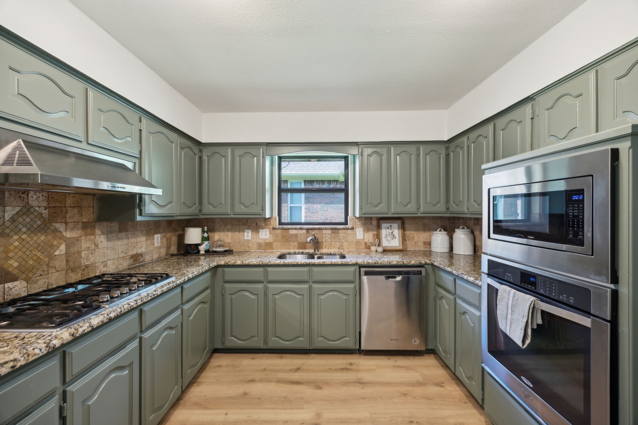 3808 Cromwell