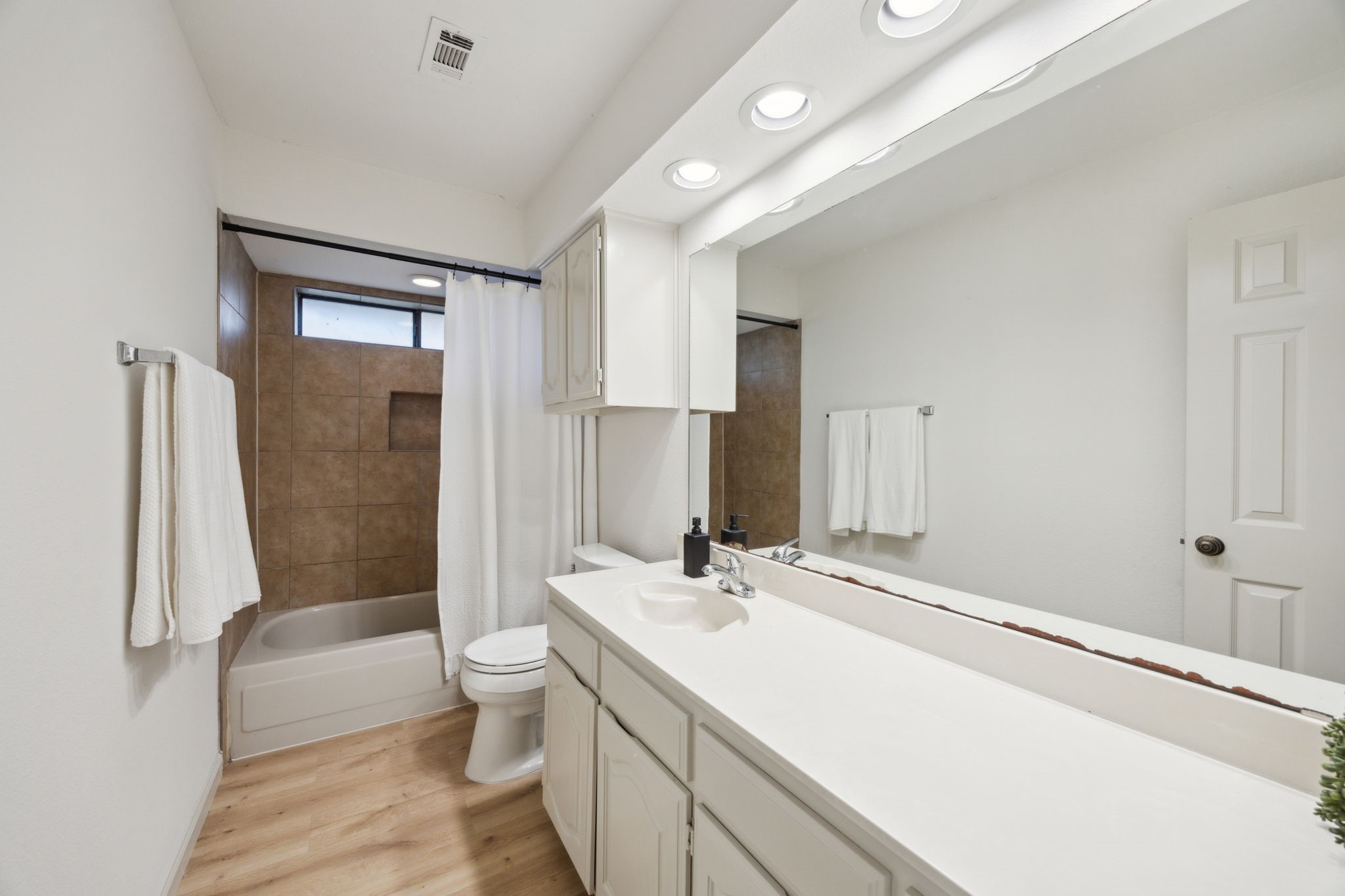 3808 Cromwell