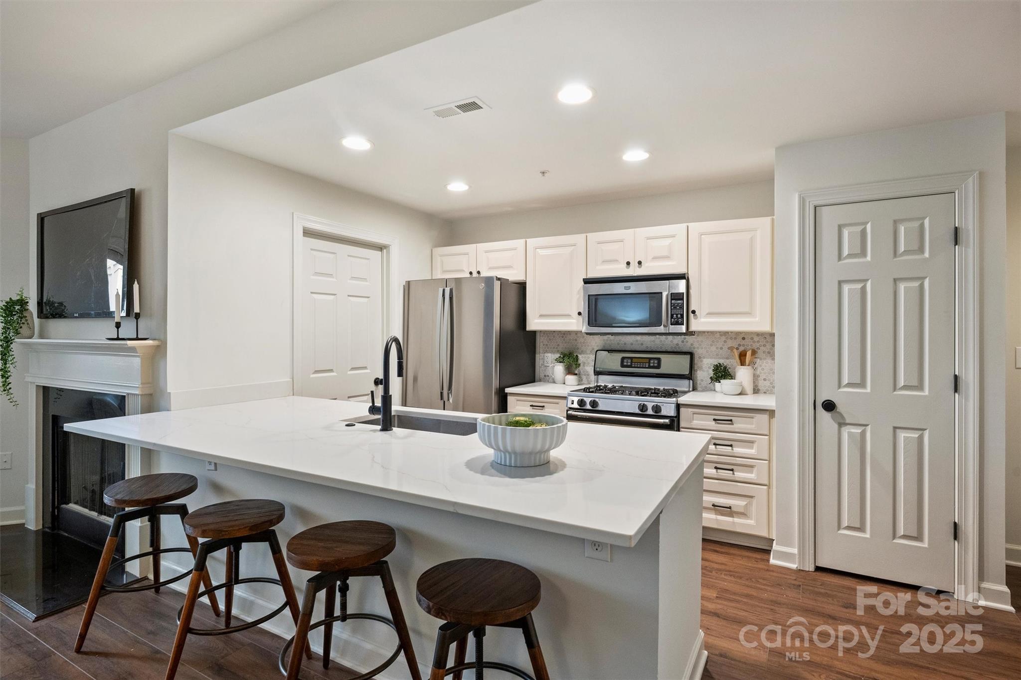 718 W Trade Street Unit: 307