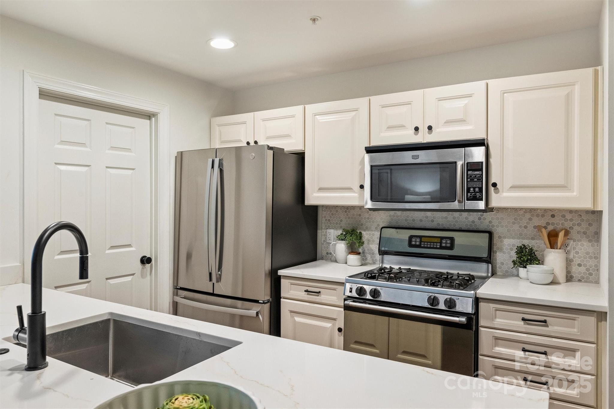 718 W Trade Street Unit: 307