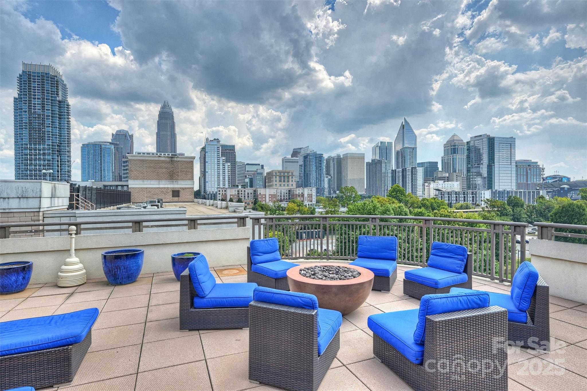 718 W Trade Street Unit: 307