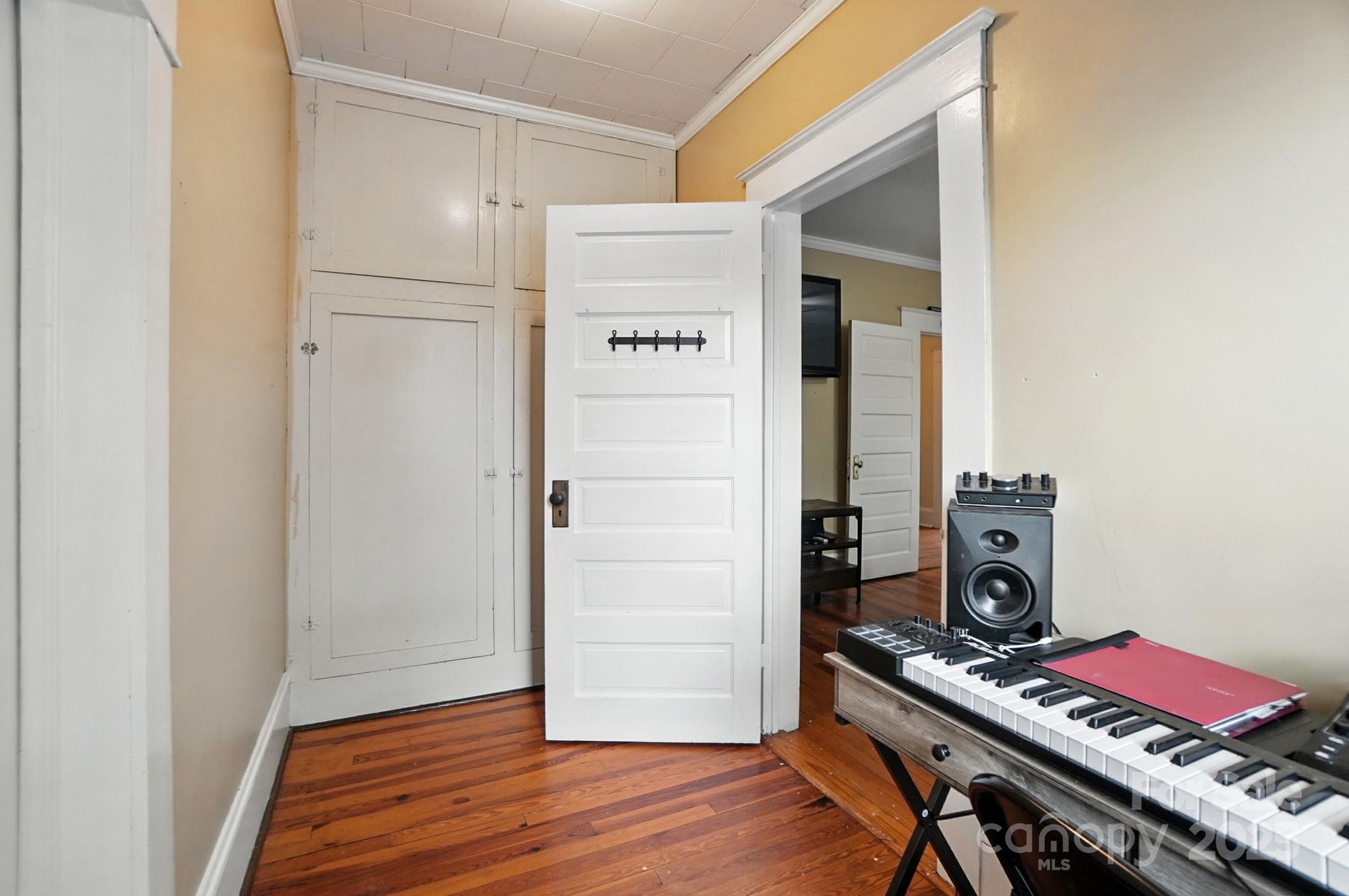 100 N Ridge Avenue N Unit: 100