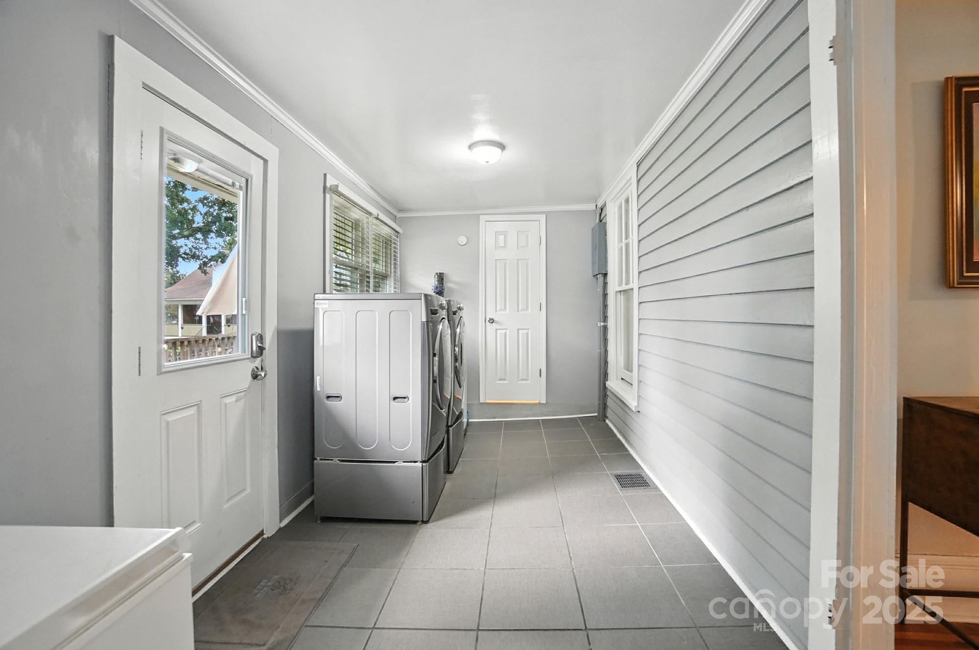 100 N Ridge Avenue N Unit: 100