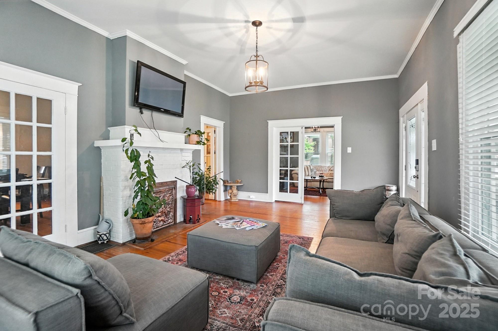 100 N Ridge Avenue N Unit: 100