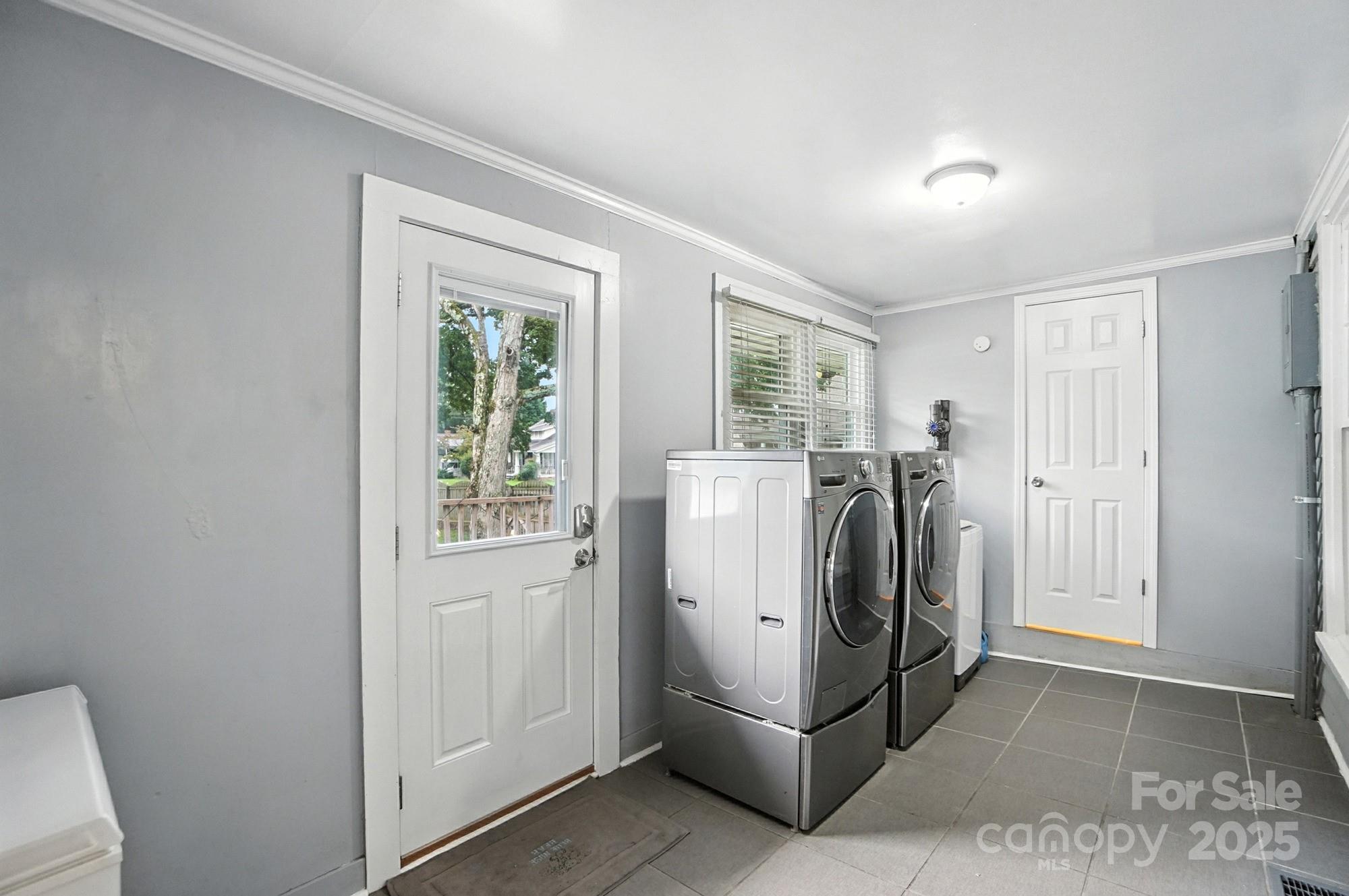 100 N Ridge Avenue N Unit: 100
