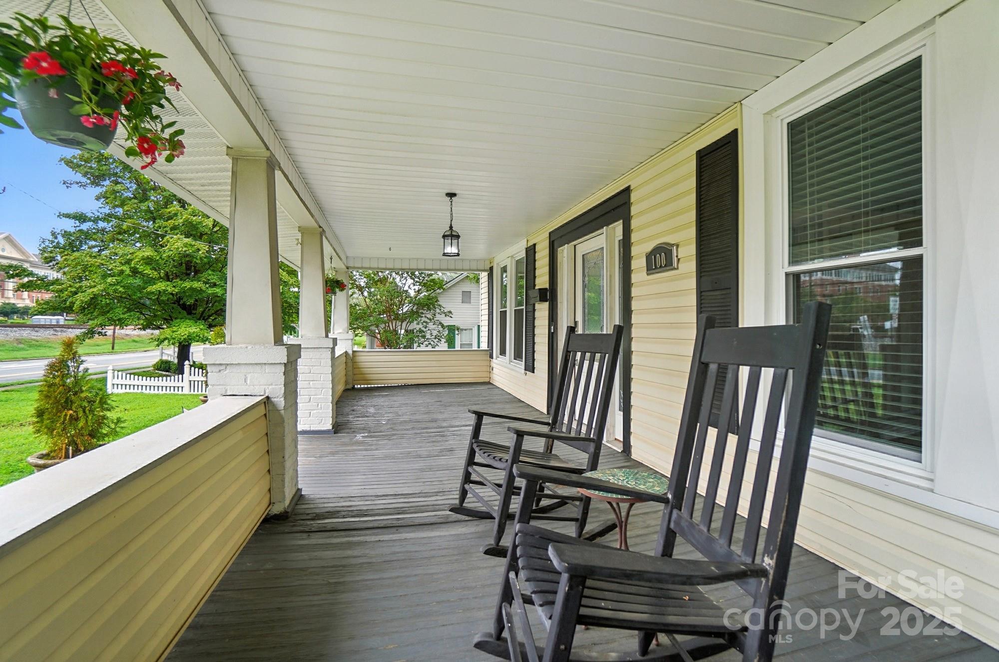 100 N Ridge Avenue N Unit: 100