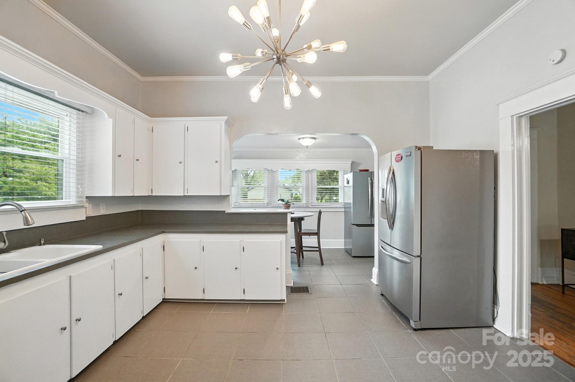 100 N Ridge Avenue N Unit: 100