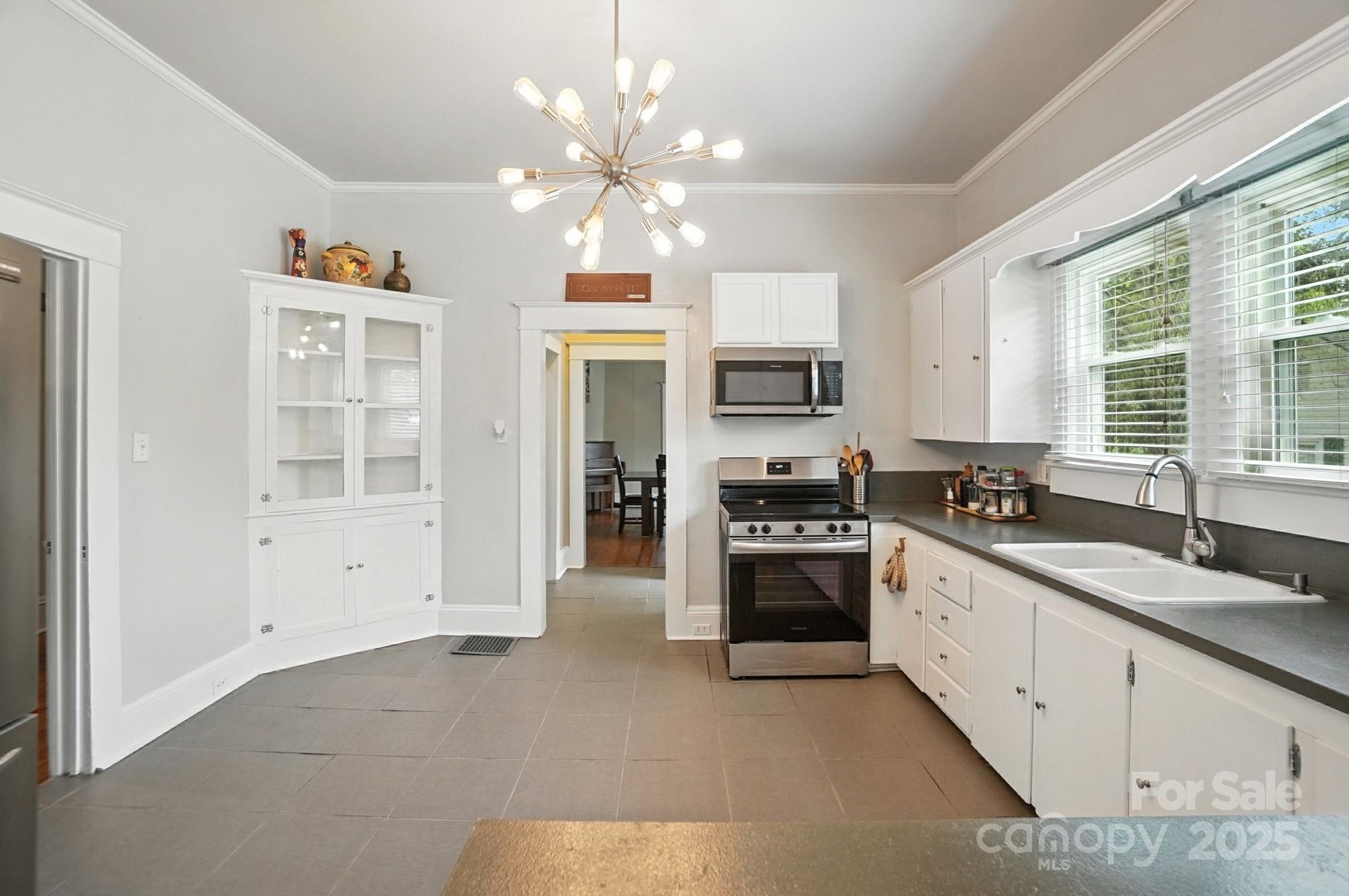 100 N Ridge Avenue N Unit: 100