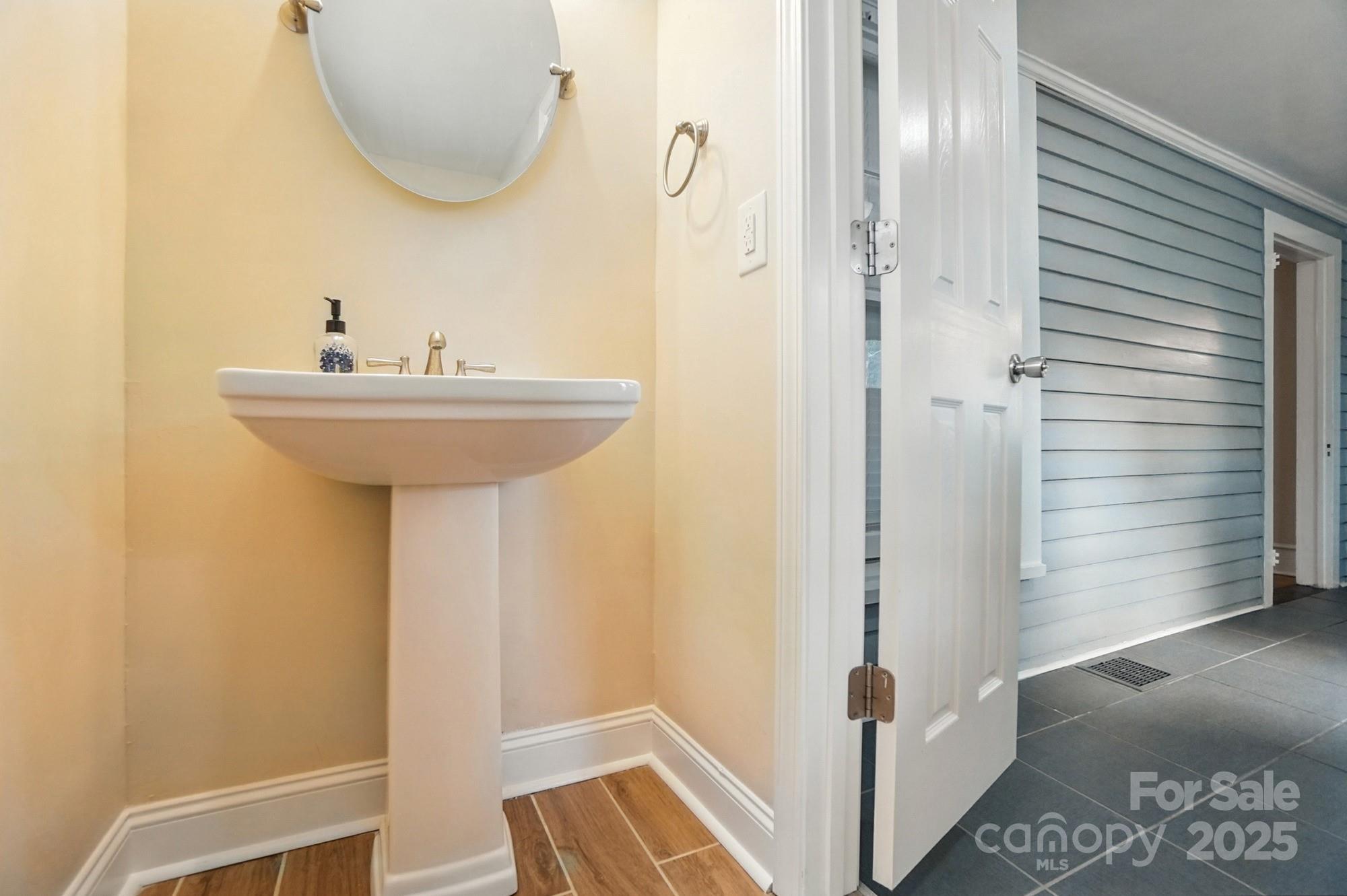 100 N Ridge Avenue N Unit: 100