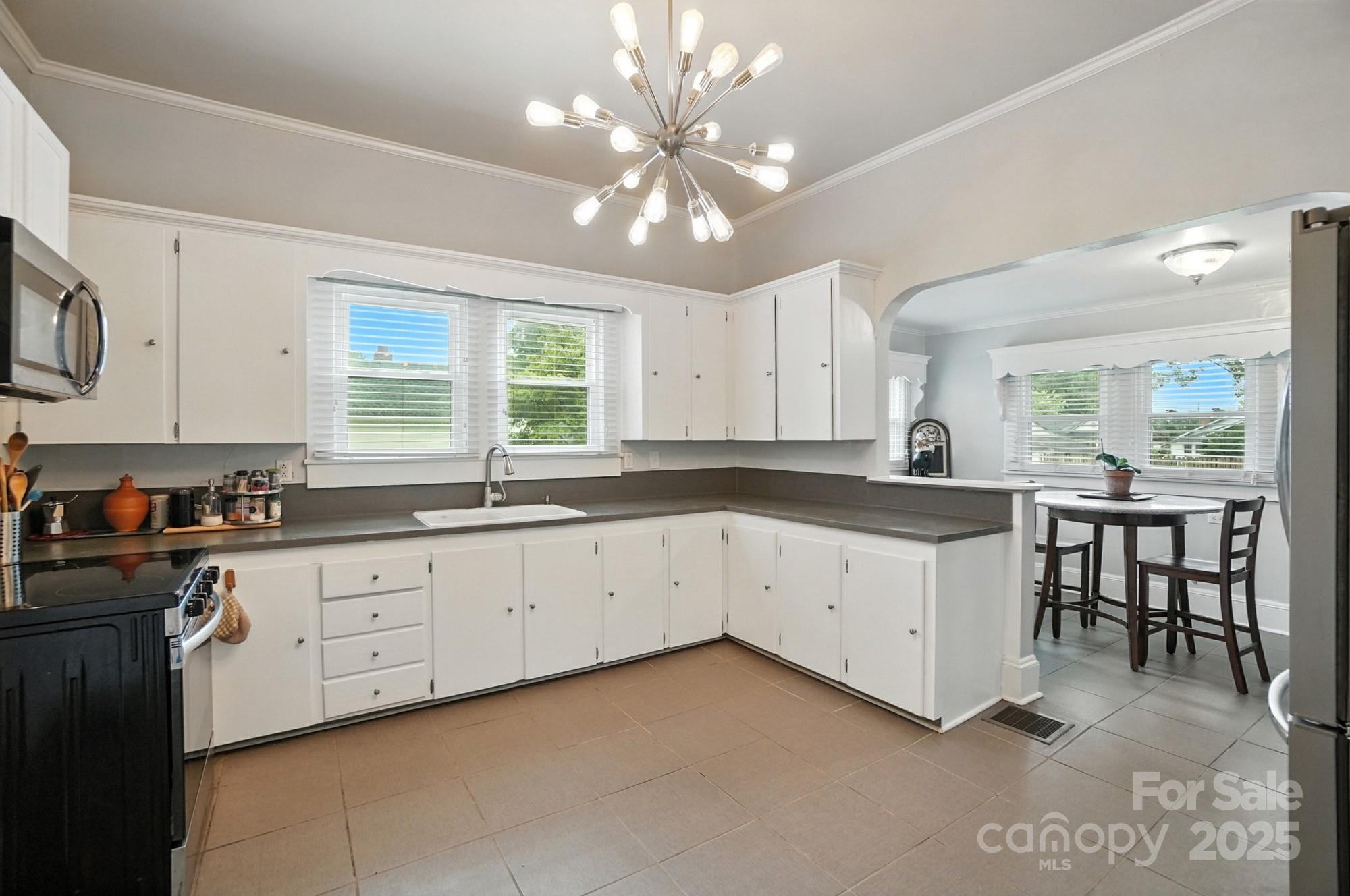 100 N Ridge Avenue N Unit: 100