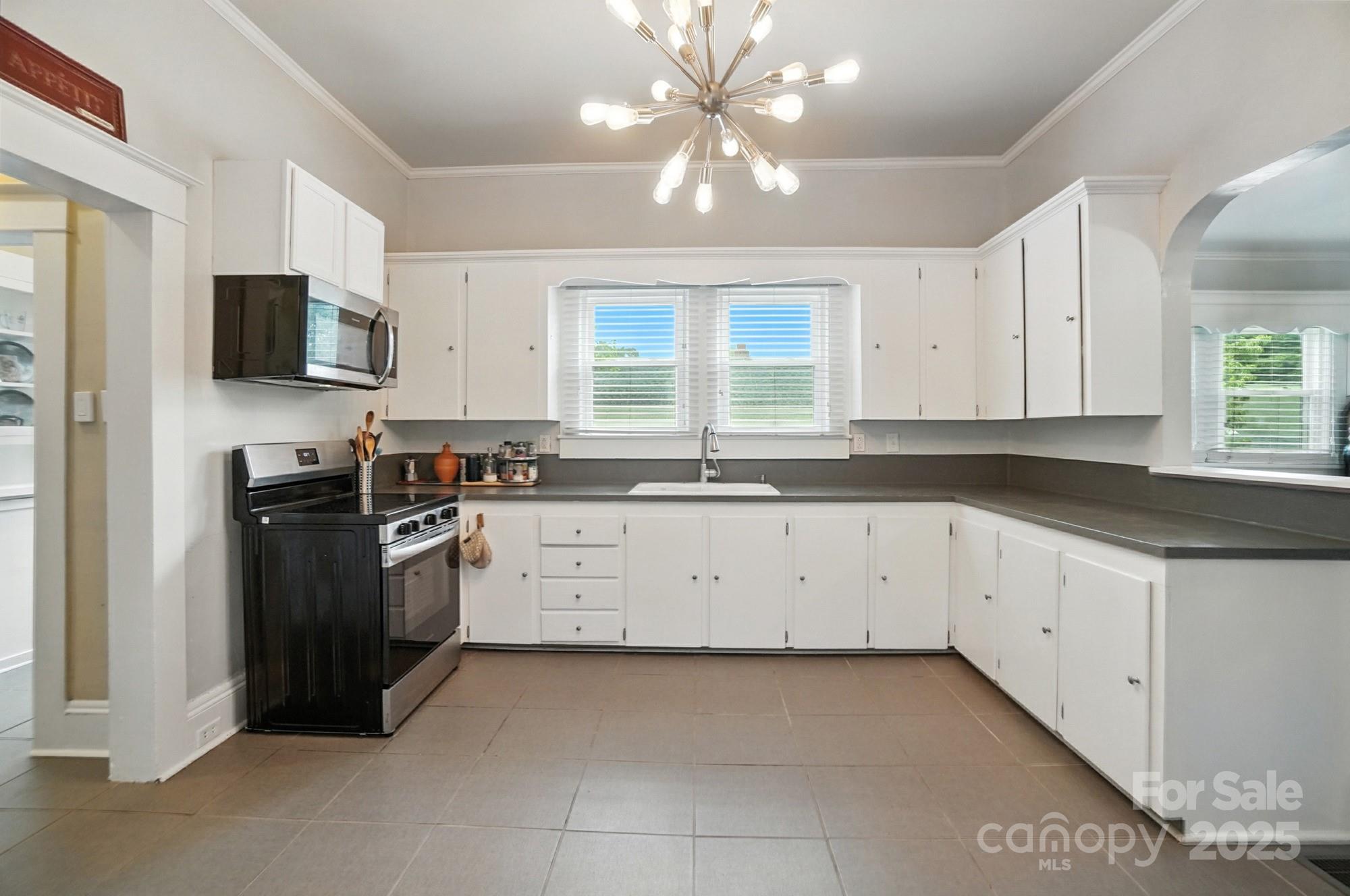 100 N Ridge Avenue N Unit: 100