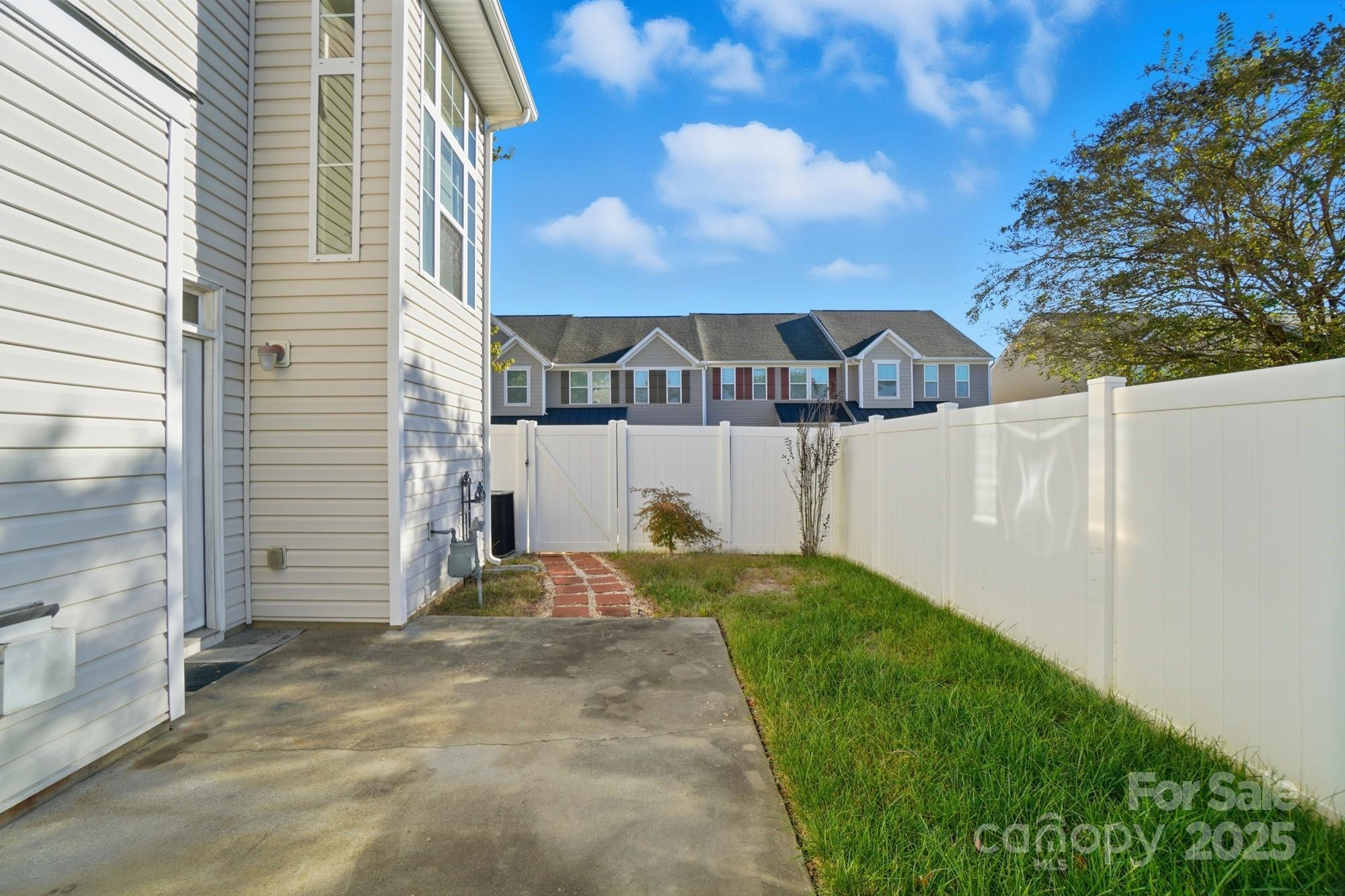 2905 White Willow Road