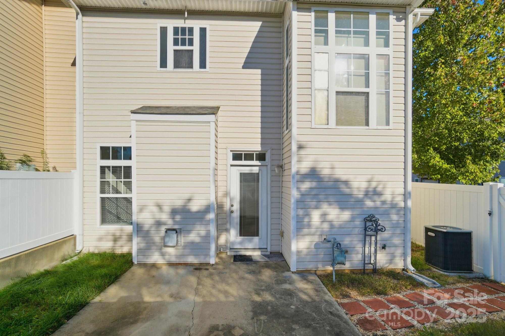 2905 White Willow Road