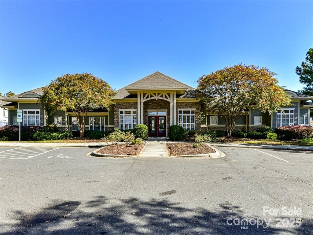 2905 White Willow Road