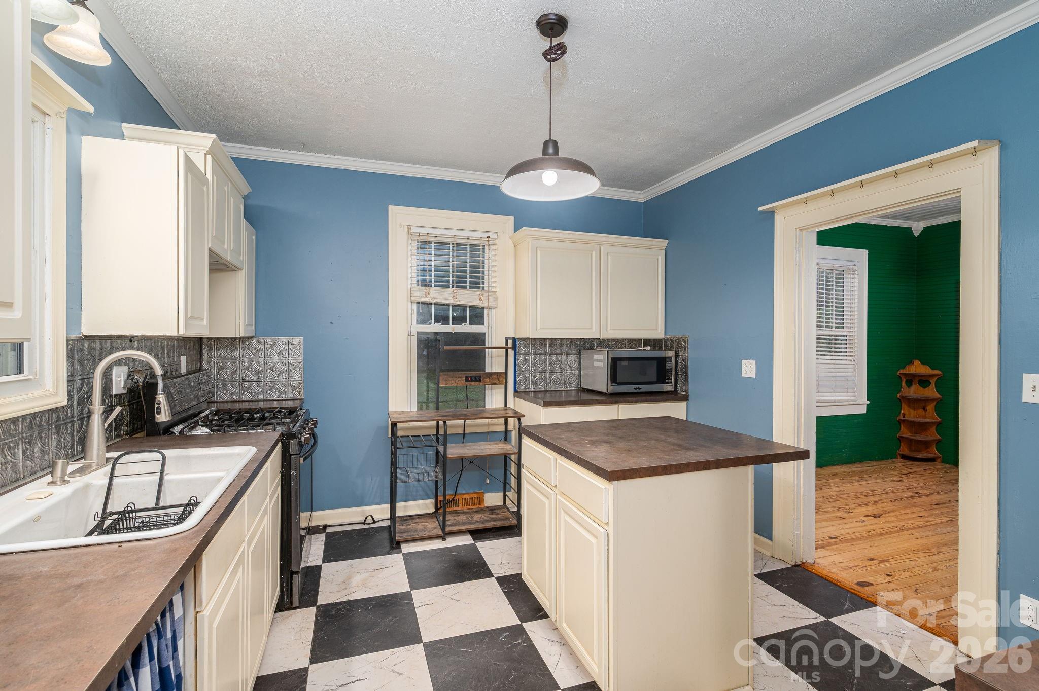 1143 W Stagecoach Trail