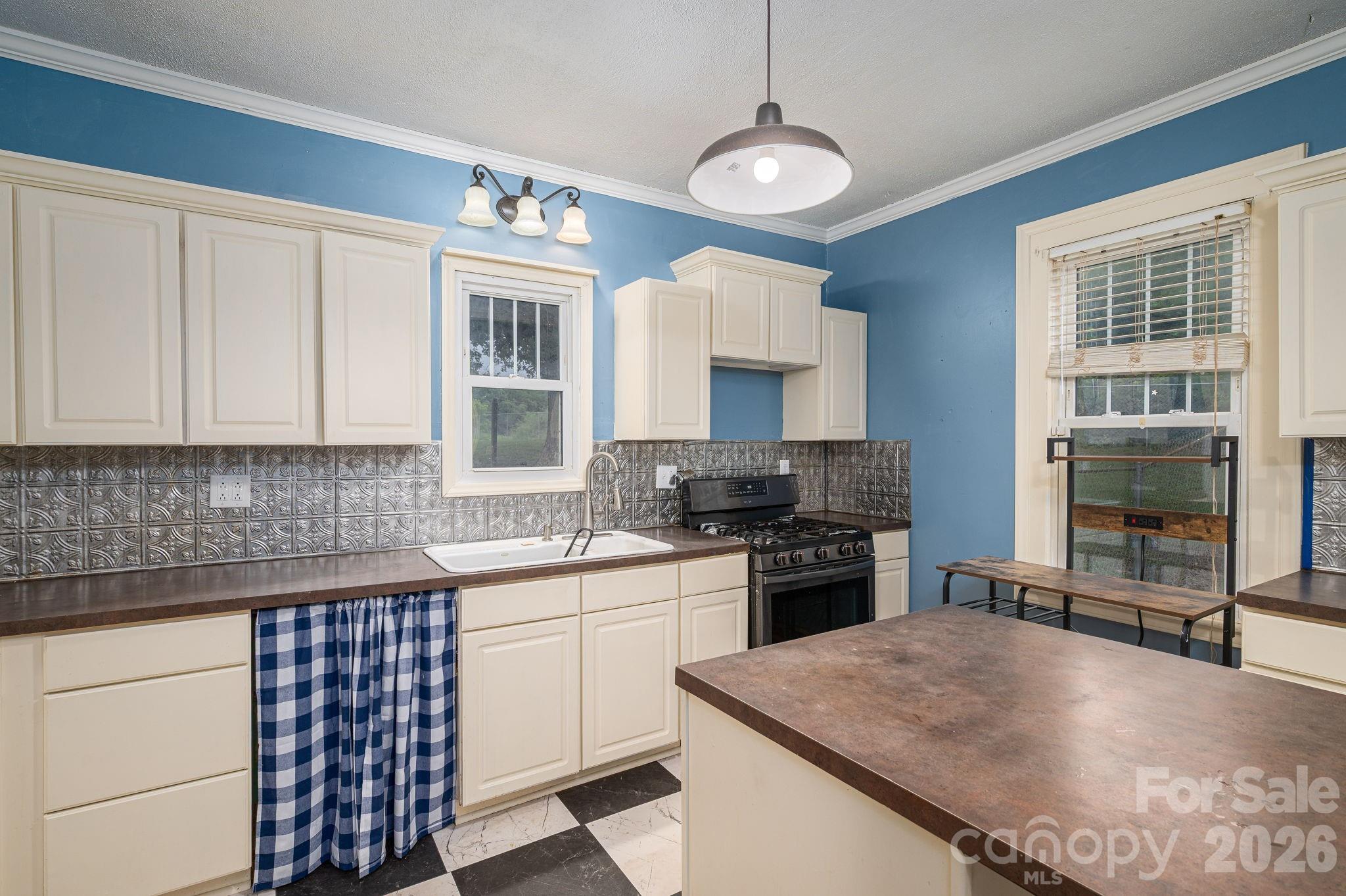 1143 W Stagecoach Trail