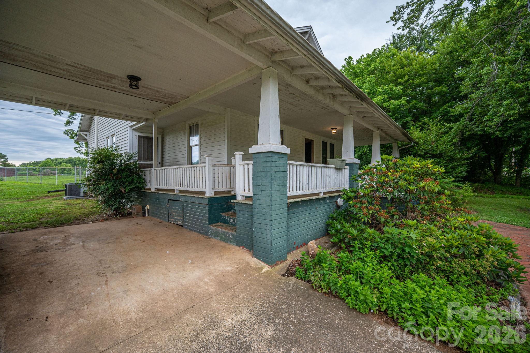 1143 W Stagecoach Trail