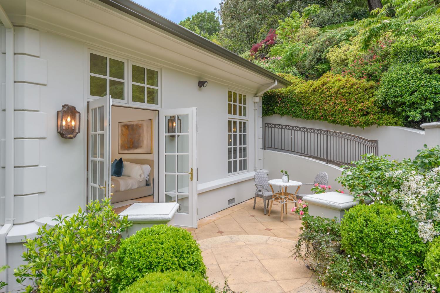 2 Woodland Place