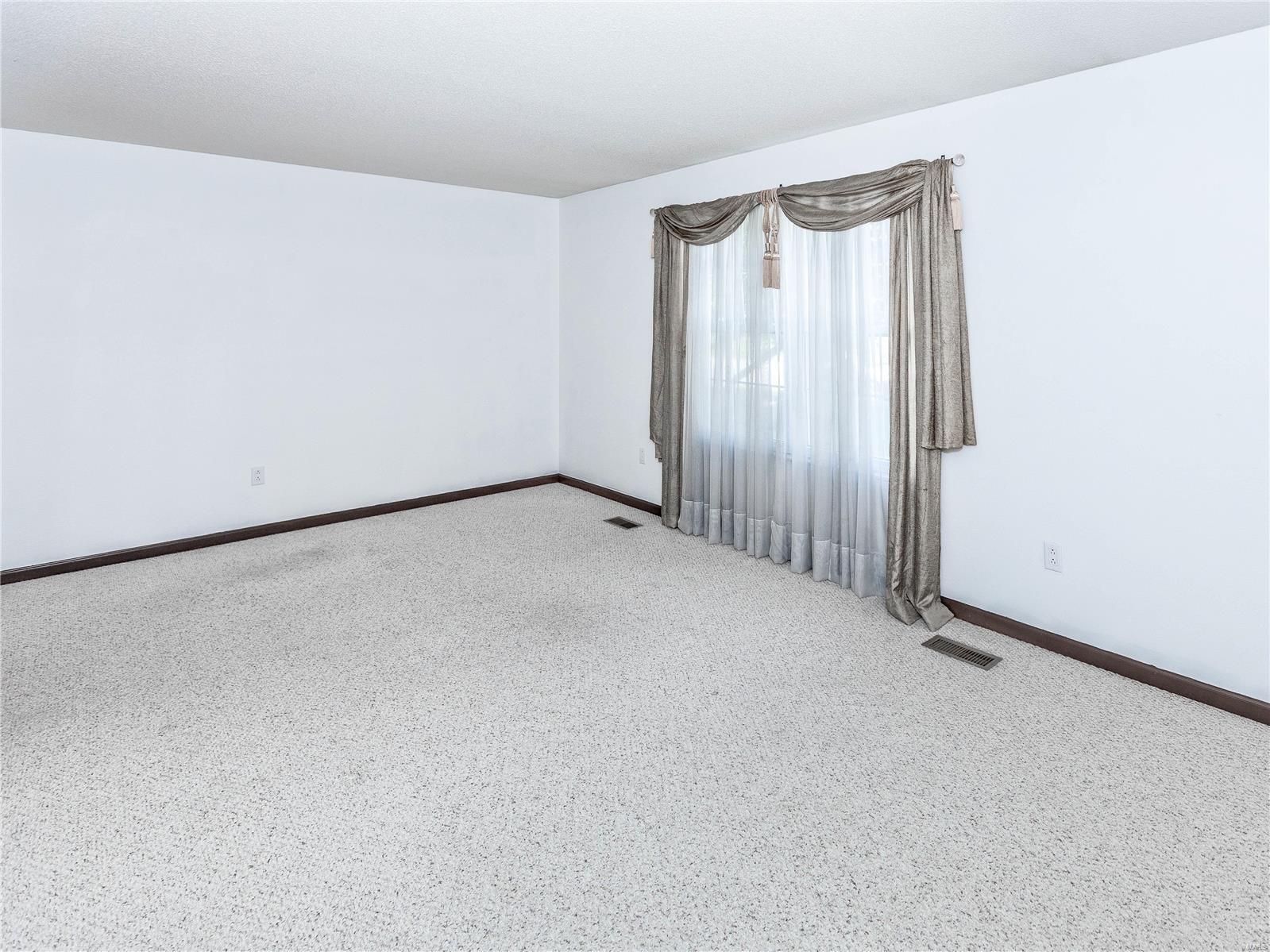 1635 Thunderbird Lane