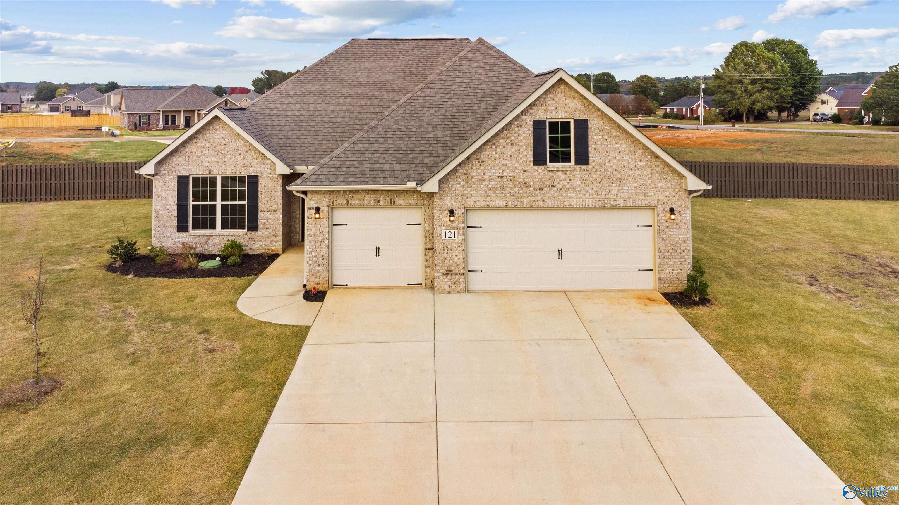 121 Slade Thomas Drive