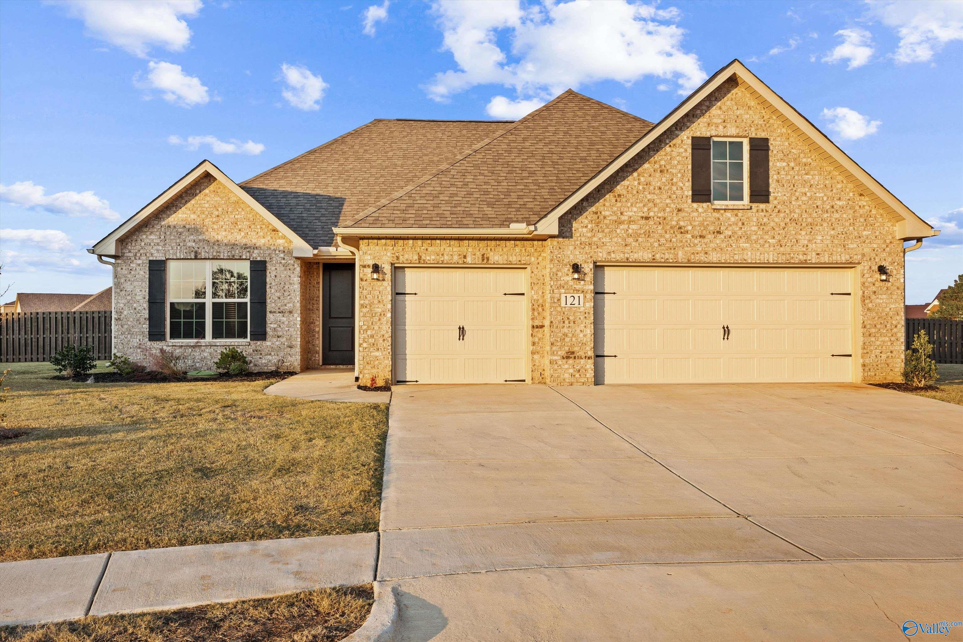 121 Slade Thomas Drive