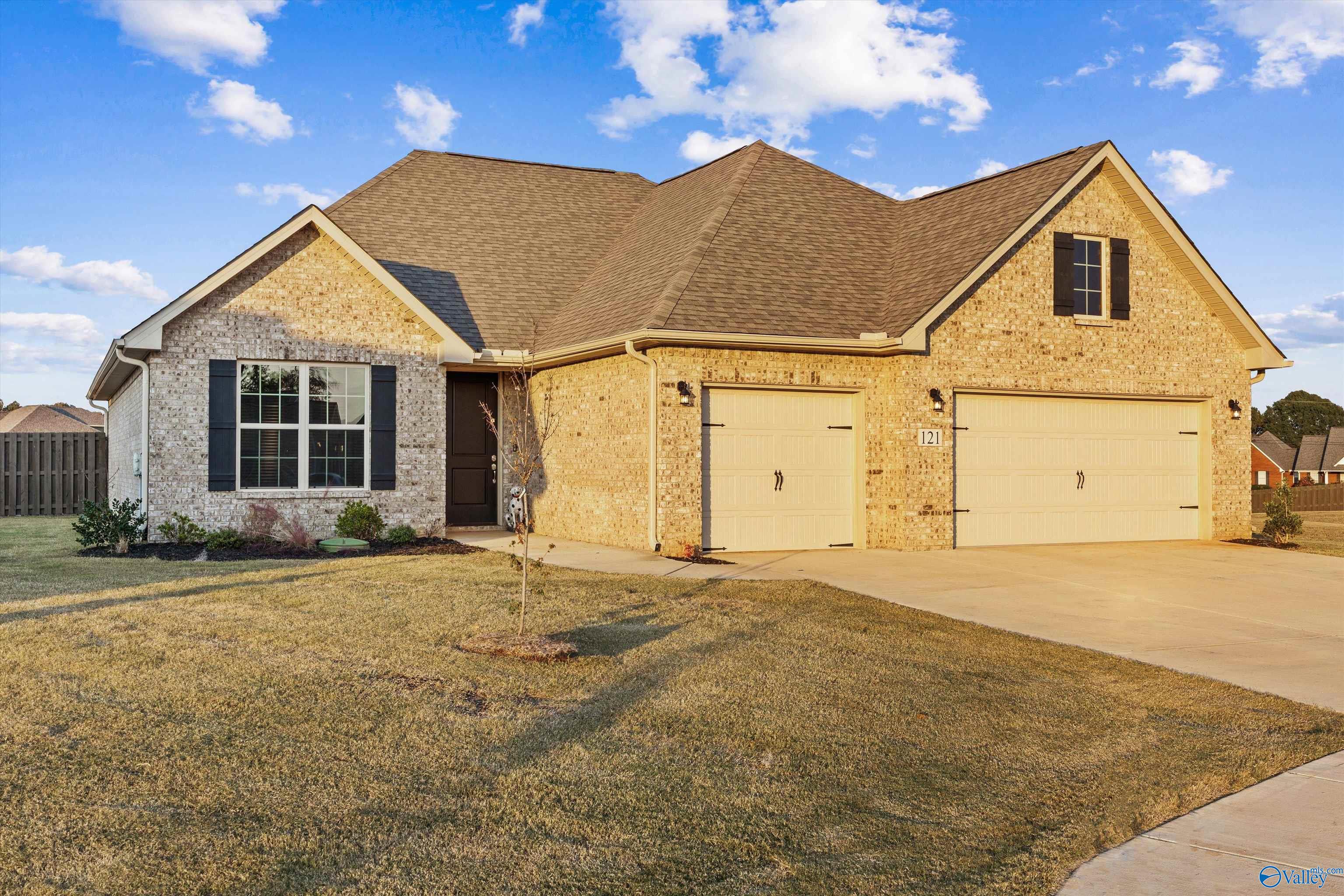 121 Slade Thomas Drive