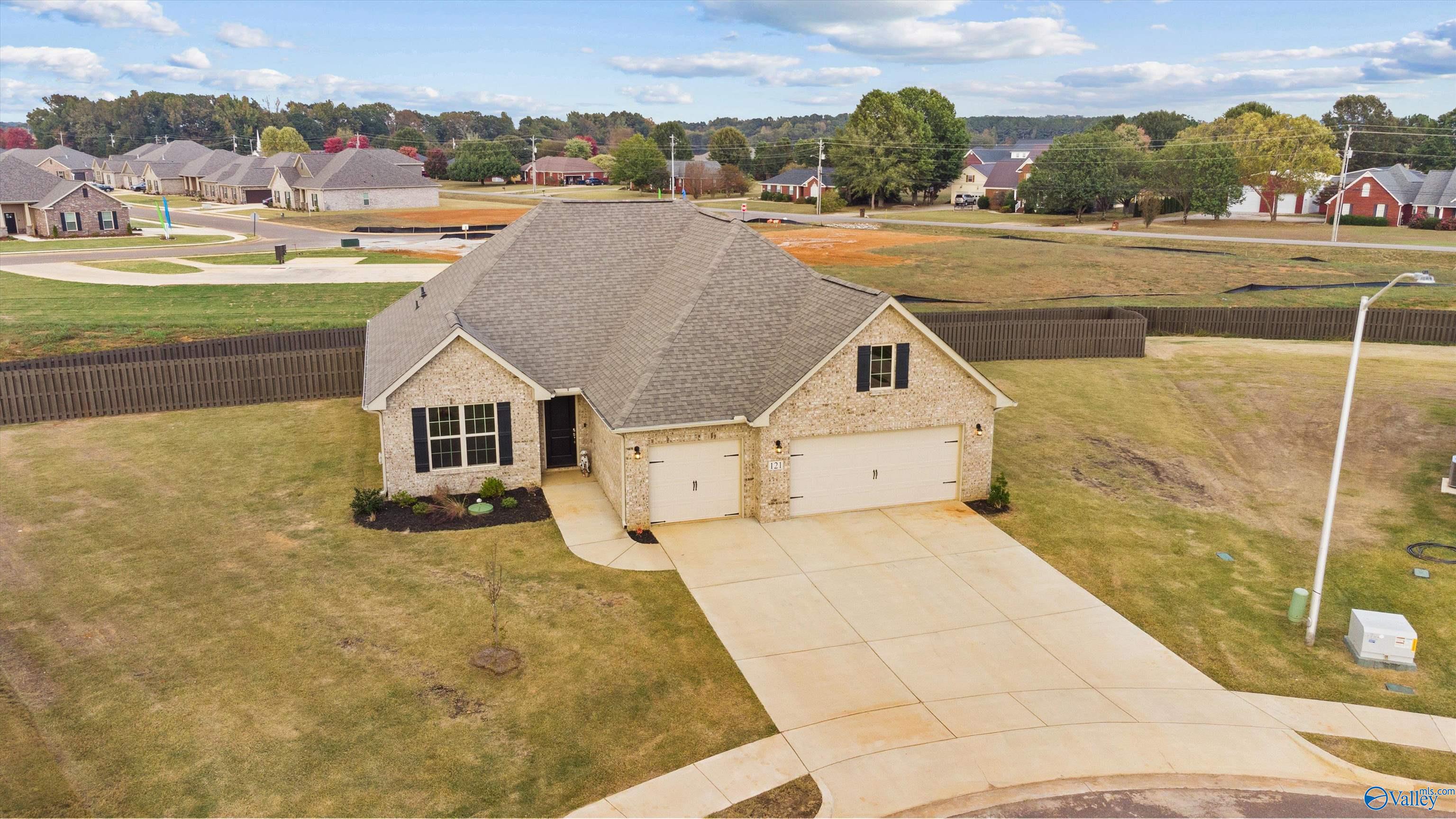 121 Slade Thomas Drive