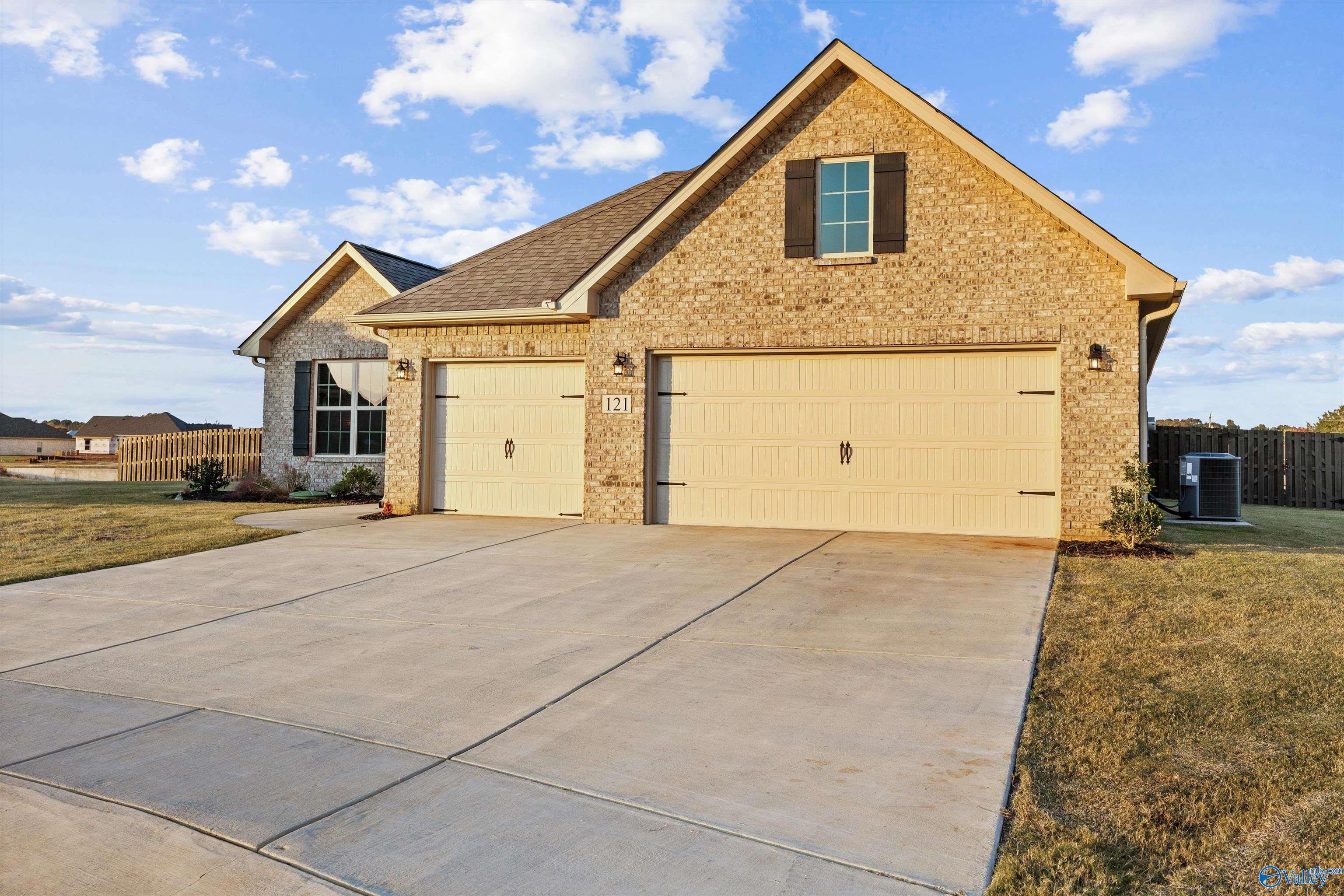 121 Slade Thomas Drive