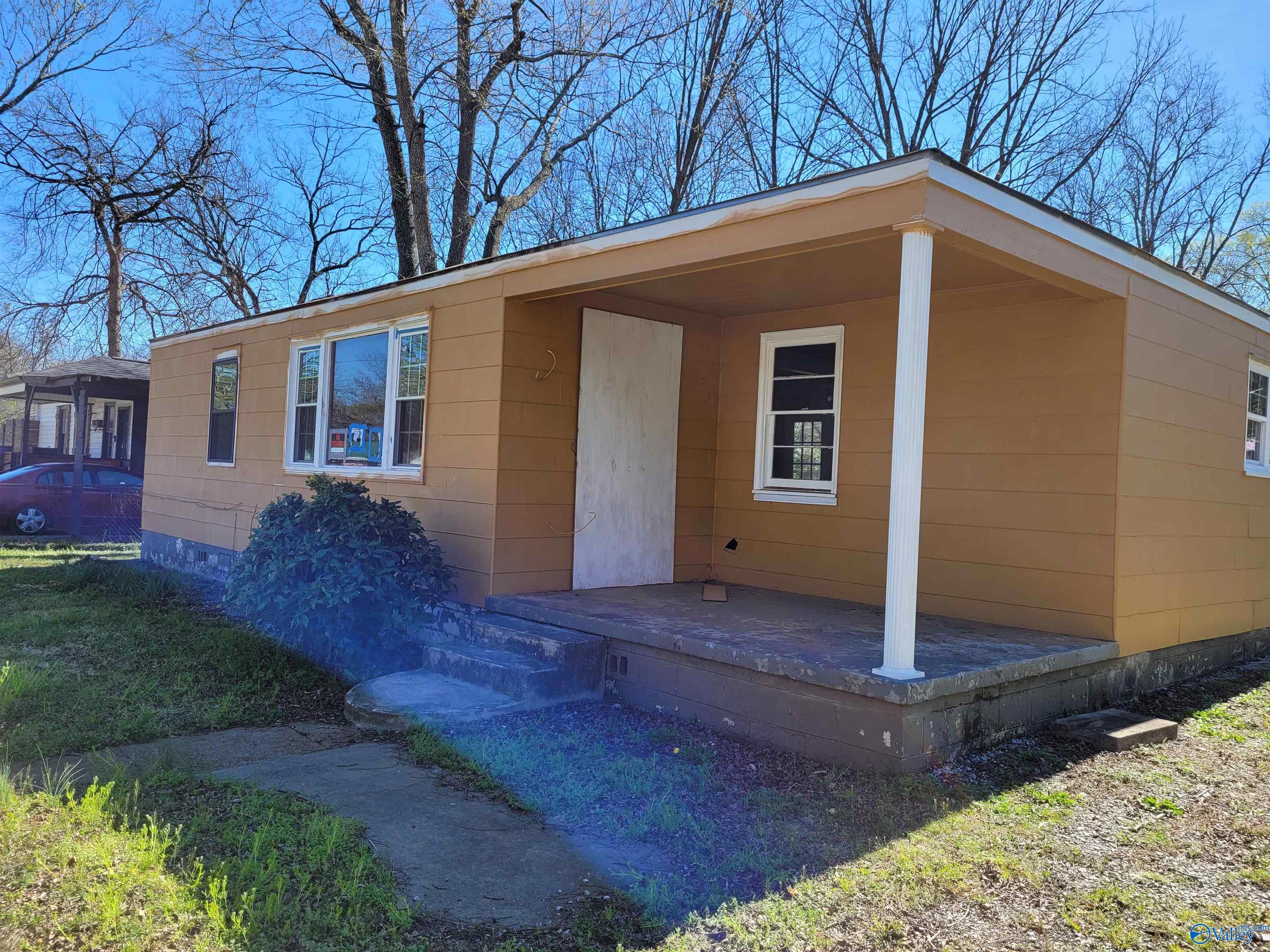 911 Parklane Street NW