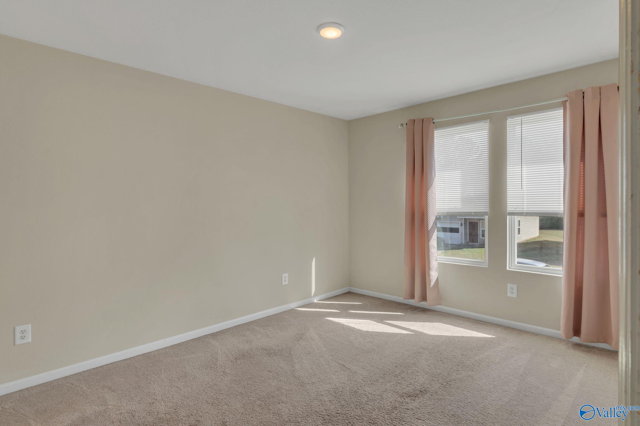 137 Whitestone Drive NE