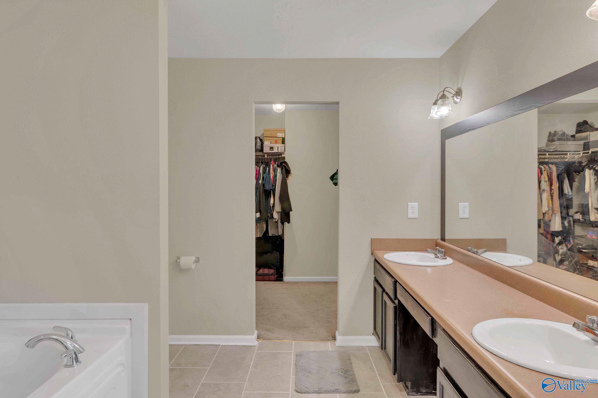 137 Whitestone Drive NE