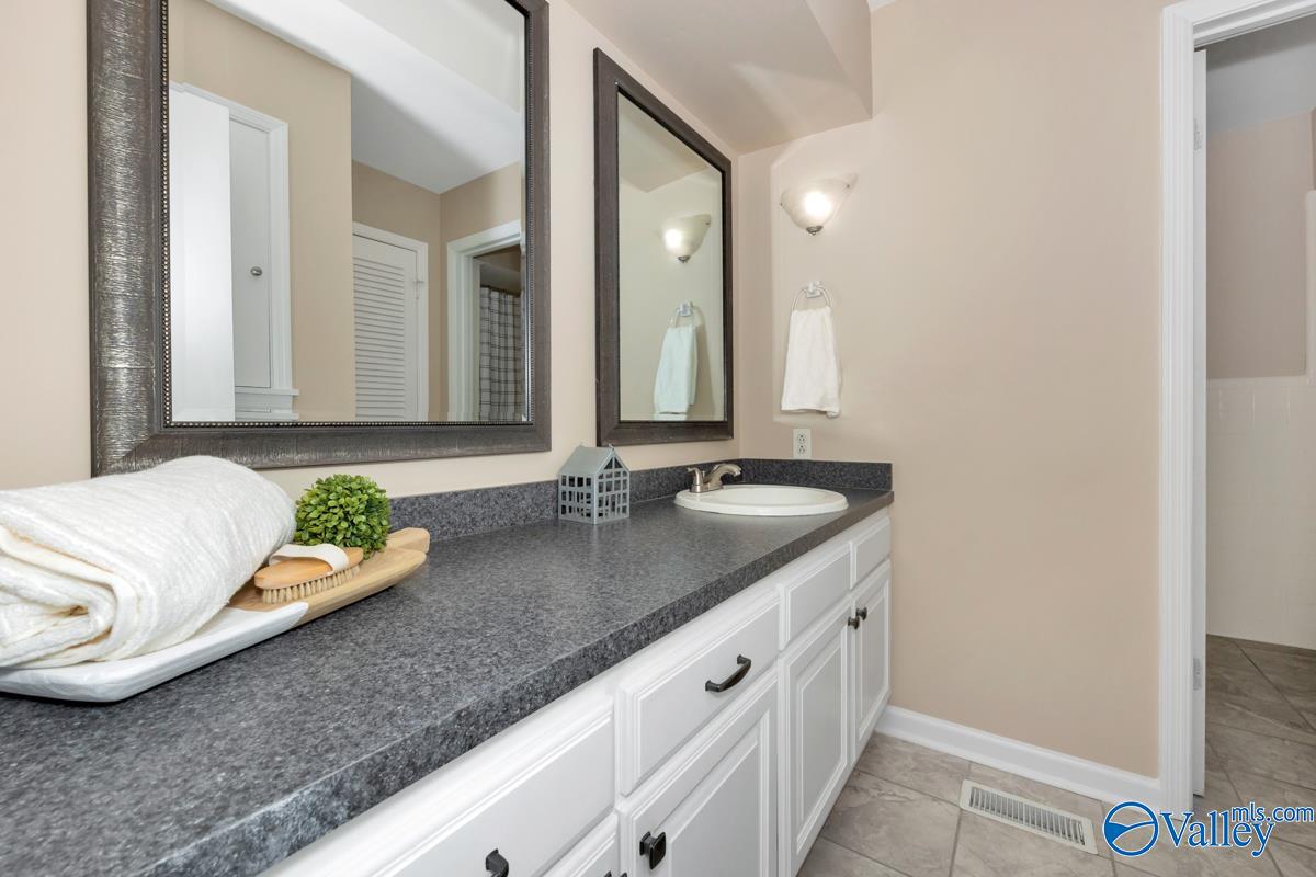 325 Pawnee Trail SE