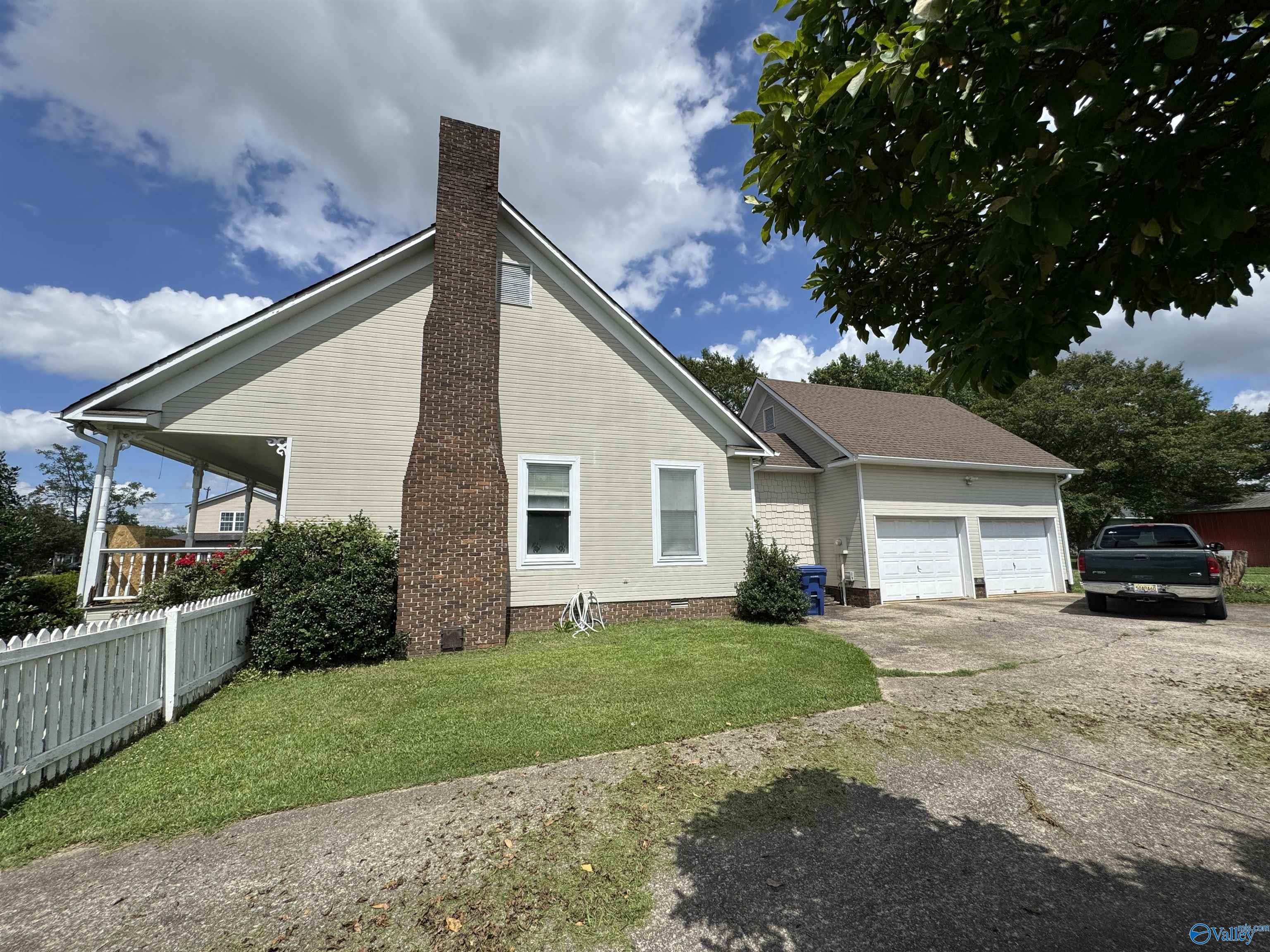 102 W Lane Street