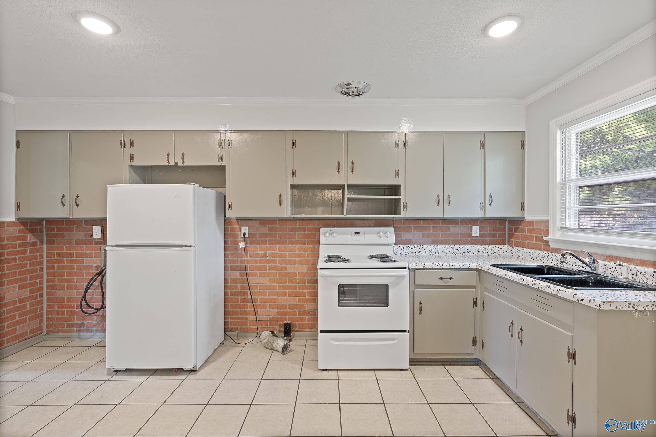 2602 Waltham Drive NE