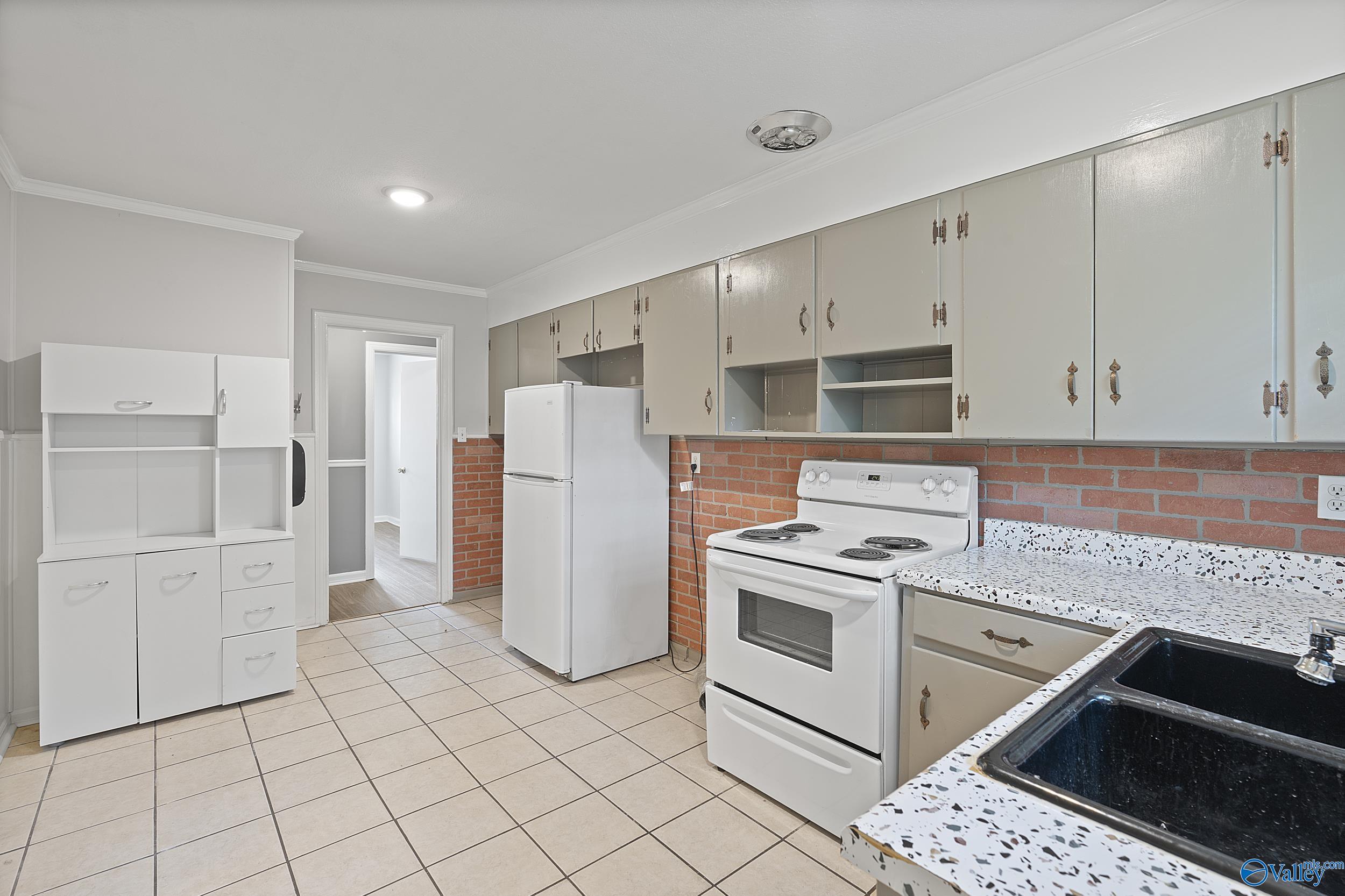 2602 Waltham Drive NE