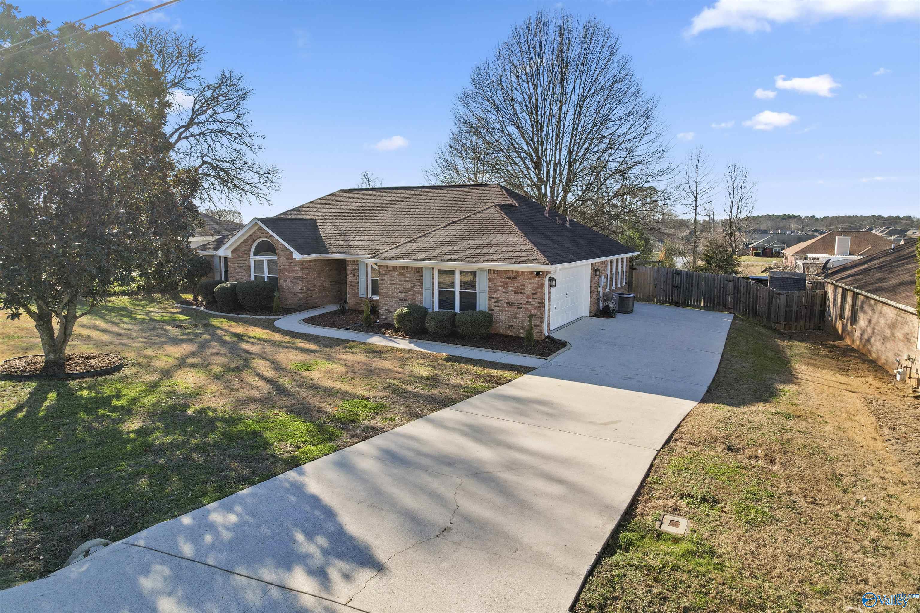 102 Hornet Court