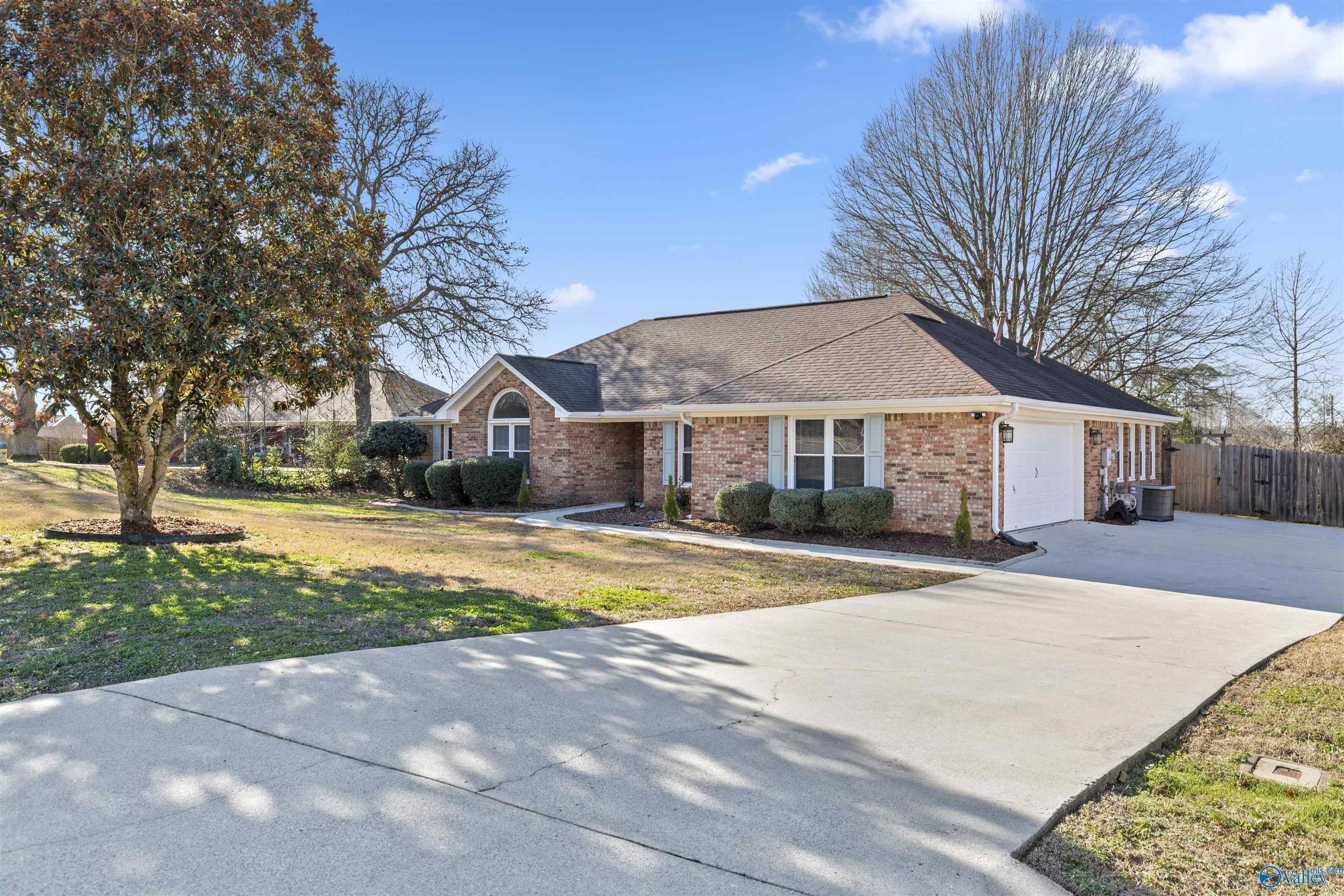102 Hornet Court