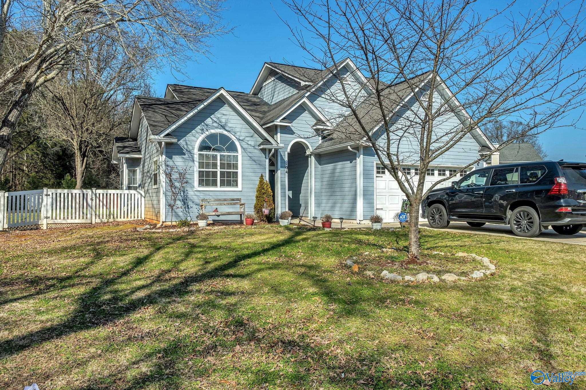 104 Kestrel Court SW