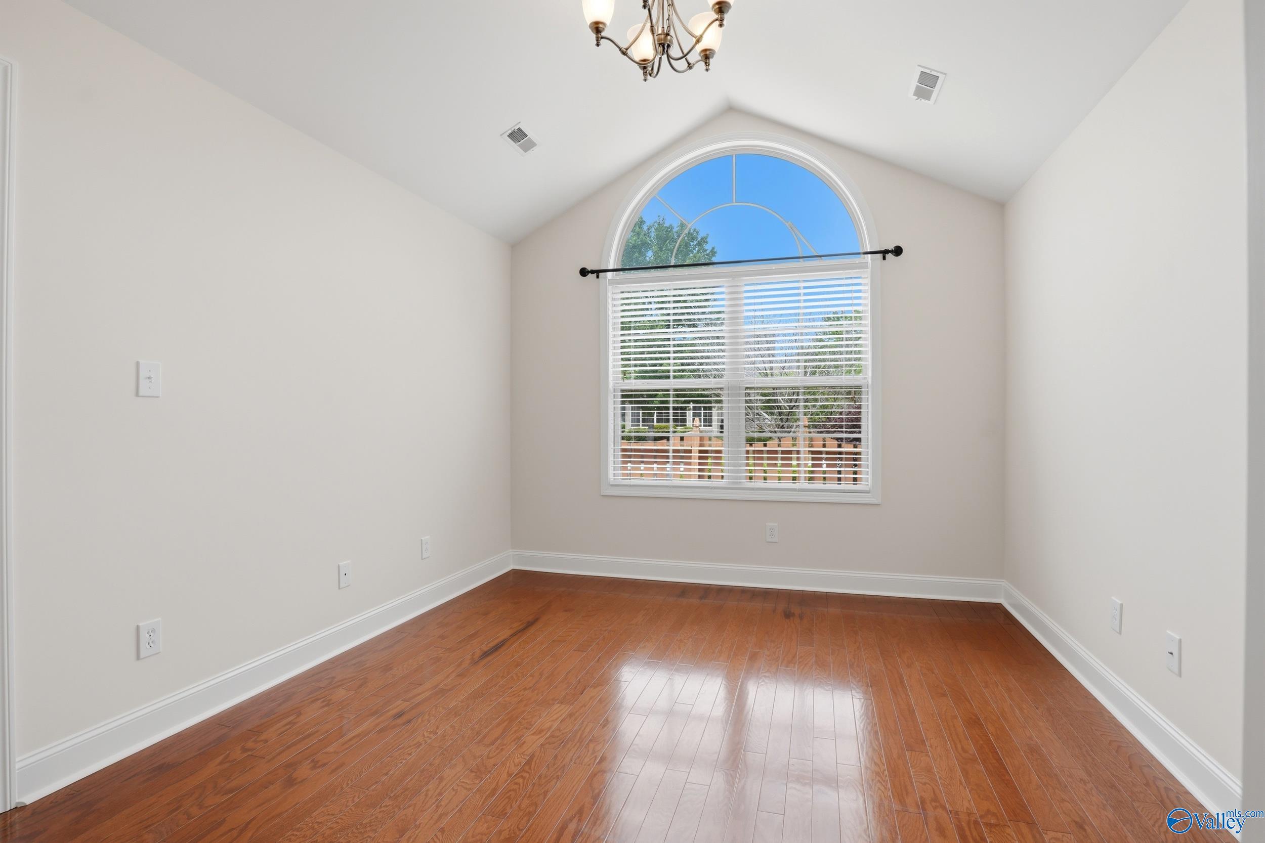 52 Laurel Lane SE