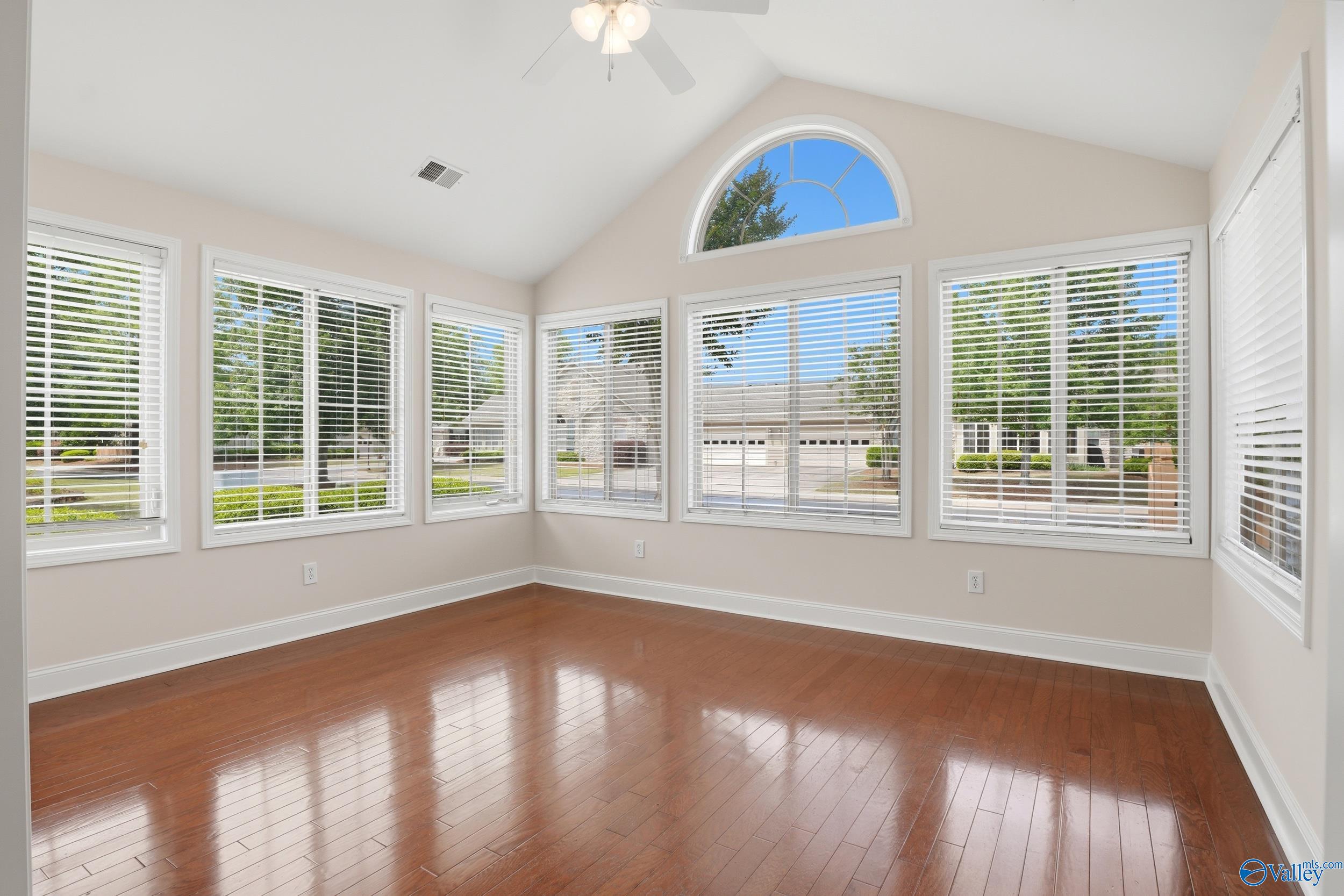 52 Laurel Lane SE