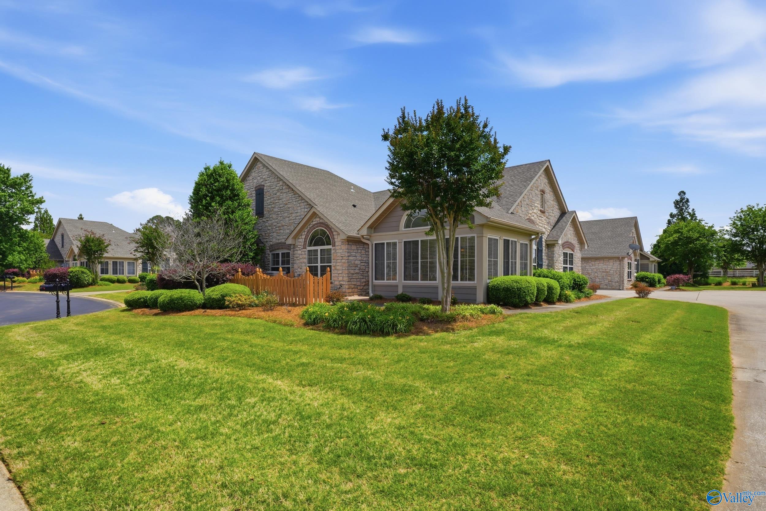 52 Laurel Lane SE