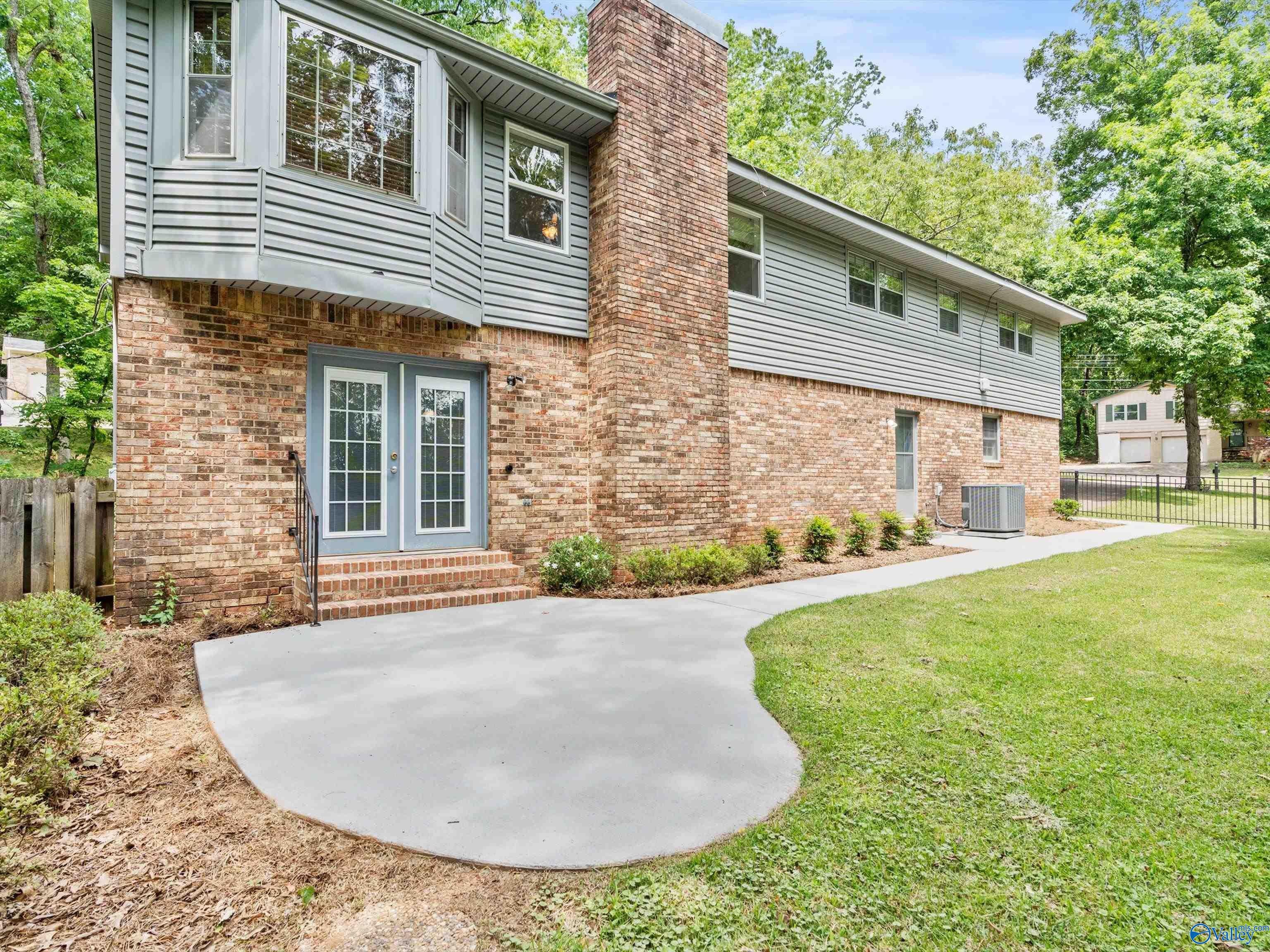 718 Versailles Drive SE